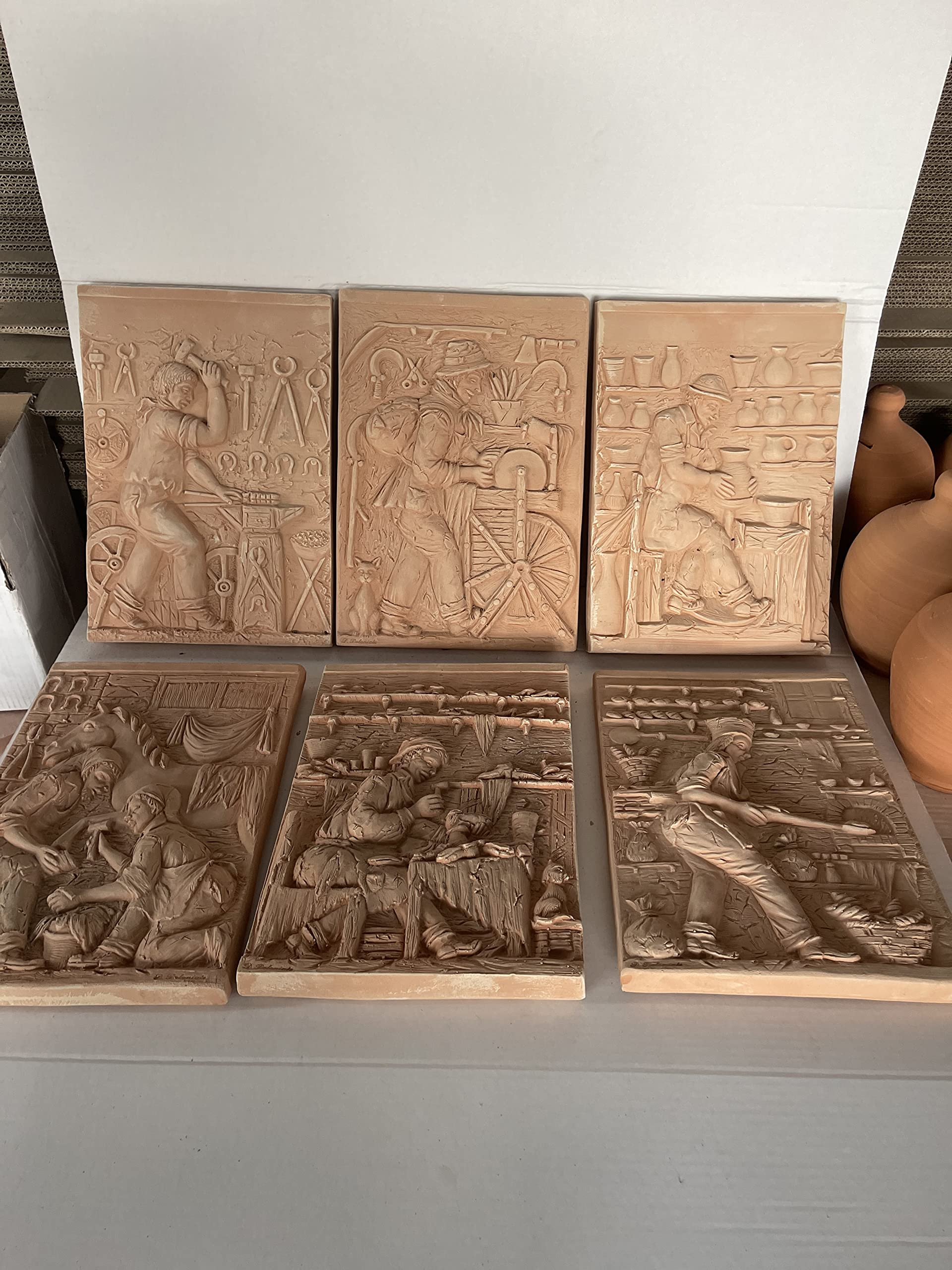 Paneles de terracota repleto antiguos mensajeros