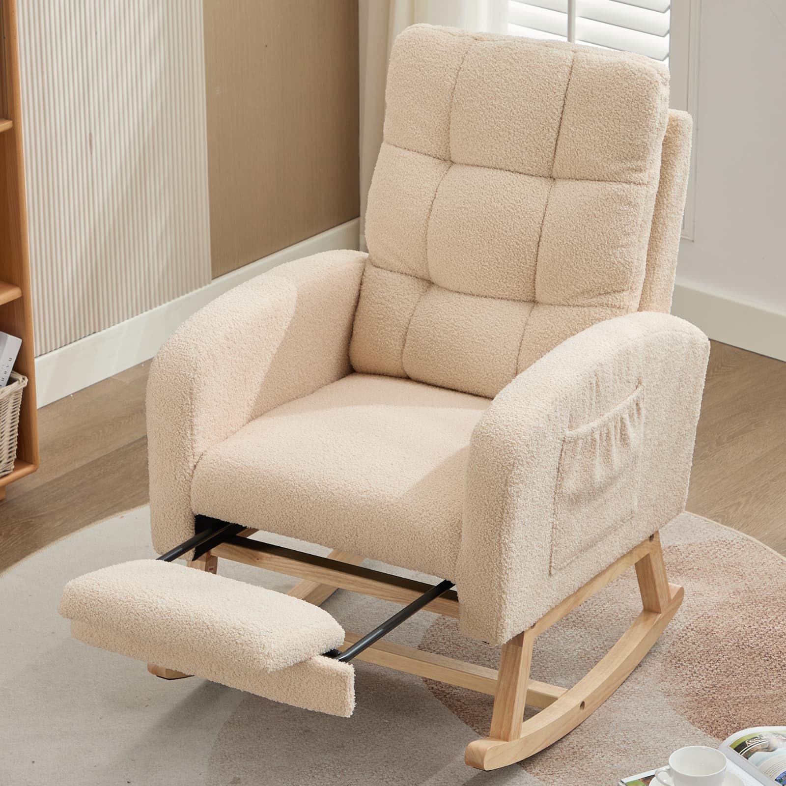 KOMHTOM Fauteuil à Bascule avec Repose-Pieds Escamotable, Rocking Chair en Velours Teddy, Structure en Bois, Poche de Rangement Latérale, pour Salon et Chambre à Coucher