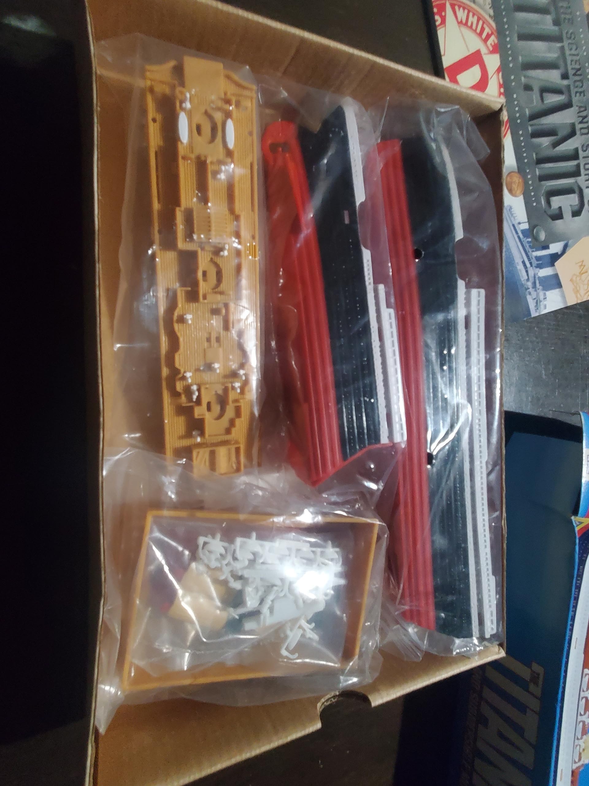 The Titanic: Book and Submersible Model Misc. Supplies โ 1 Oct. 1999