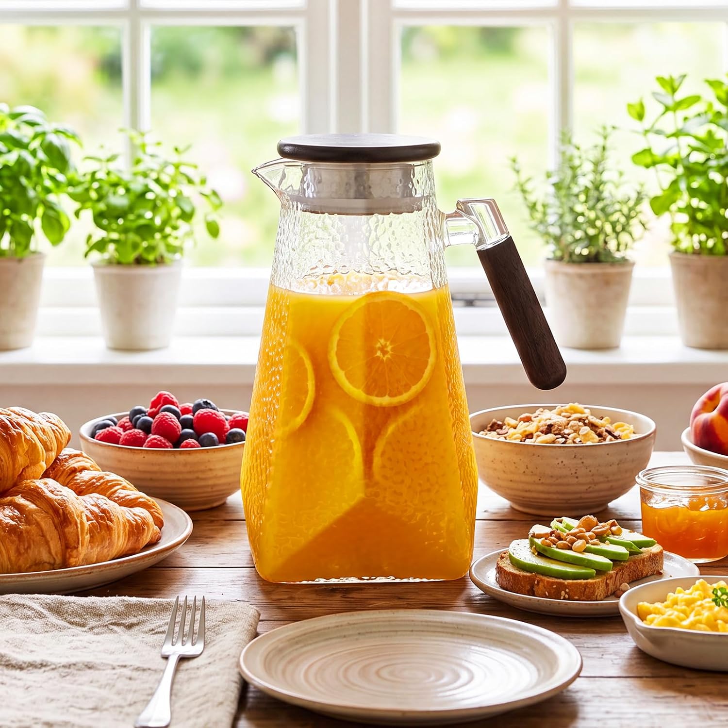 60 oz 1.8l Glass Pitcher with Lid, Borosilicate Glass Carafe with Solid Walnut Handle, Spout, Heat-resistant Beverage Jug for Iced Tea, Lemonade, Cold Brew, Fridge Safe(Hammered Texture)