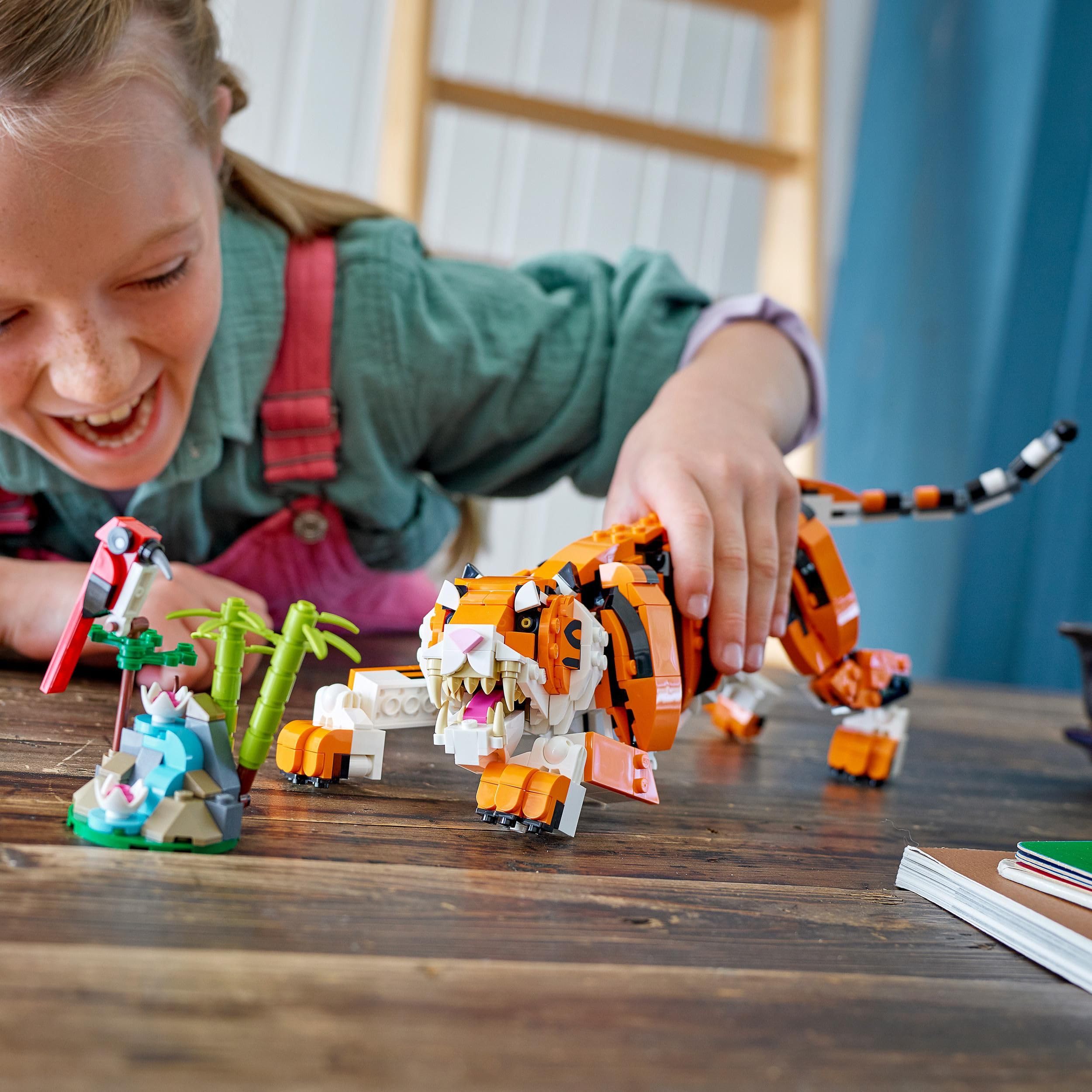 LEGO 31129 Creator Majestätischer Tiger, Panda oder Fisch, 3-in-1 Tierfiguren-Set, Spielzeug für Kinder, Jungen und Mädchen, Konstruktionsspielzeug mit Tieren