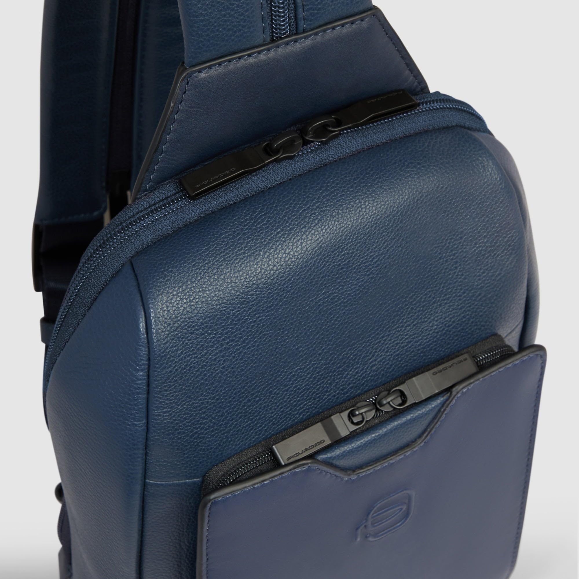 Piquadro – Mochila de un solo hombro para hombre – Compartimento compatible con iPadmini®, protección RFID, cuero fino – color azul