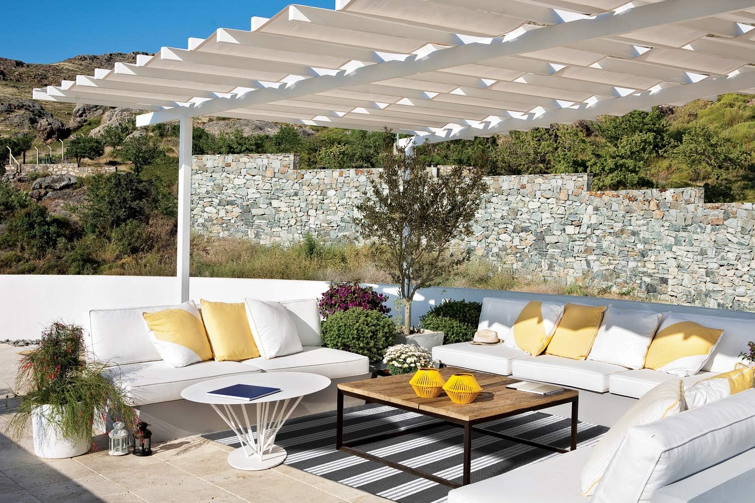 Earth Collective Outdoor Rug - Recycled Plastic Easy Clean Outdoor Mat for Patios - Grey & White Stripe - Reversible, Eco, Waterproof, Sun Resistant โ Great for Picnic Deck, Beach, RV Camping & Kitche