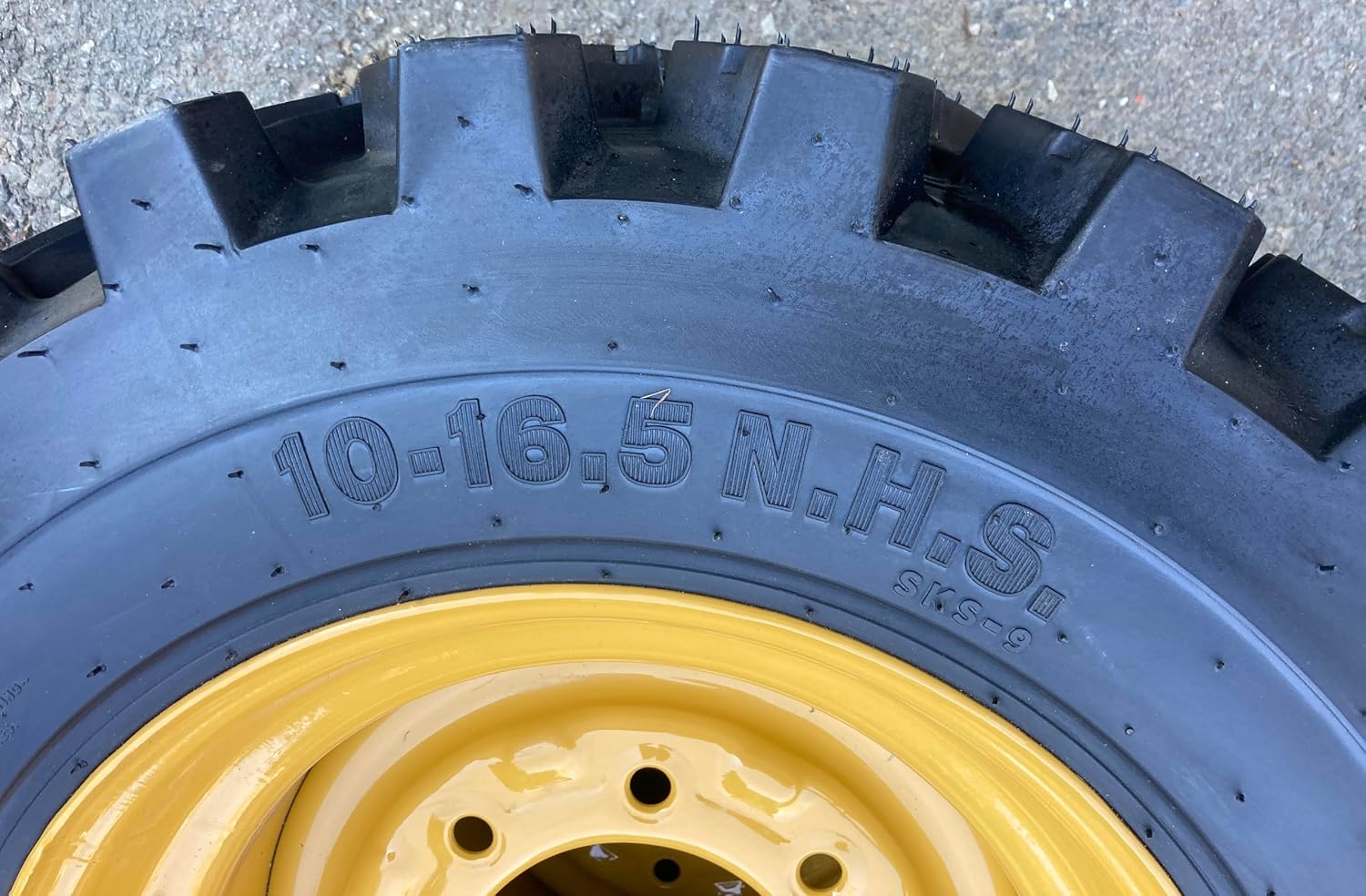 (1) Heavy Duty 10-16.5 Forerunner SKS-9 Skid Steer Tire on Wheel/Rim (8 lug) for Cat, John Deere, Gehl, Mustang & more - 10X16.5-12 PLY - Good Snow Traction (SKS753 STYLE)