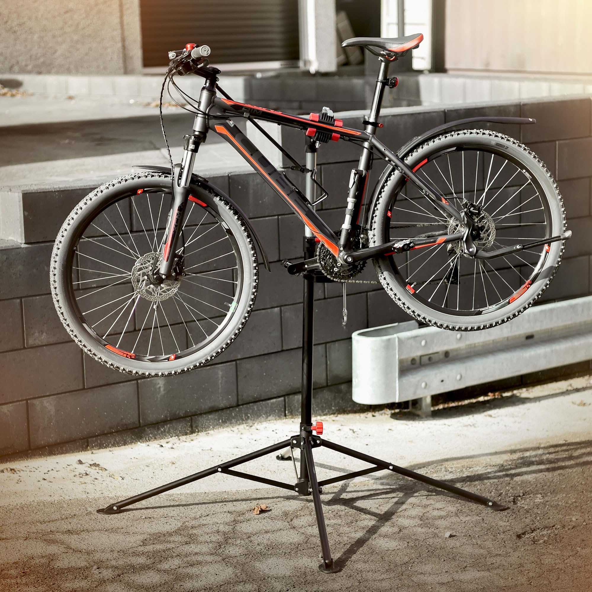 ECD Germany Stojak montazowy do rowerów Stojak do naprawy rowerów elektrycznych, obrotowy o 360° i regulowany na wysokosc 105-185 cm do wszystkich typów rowerów do 50 kg, podstawa trójnozna z 4 nogami