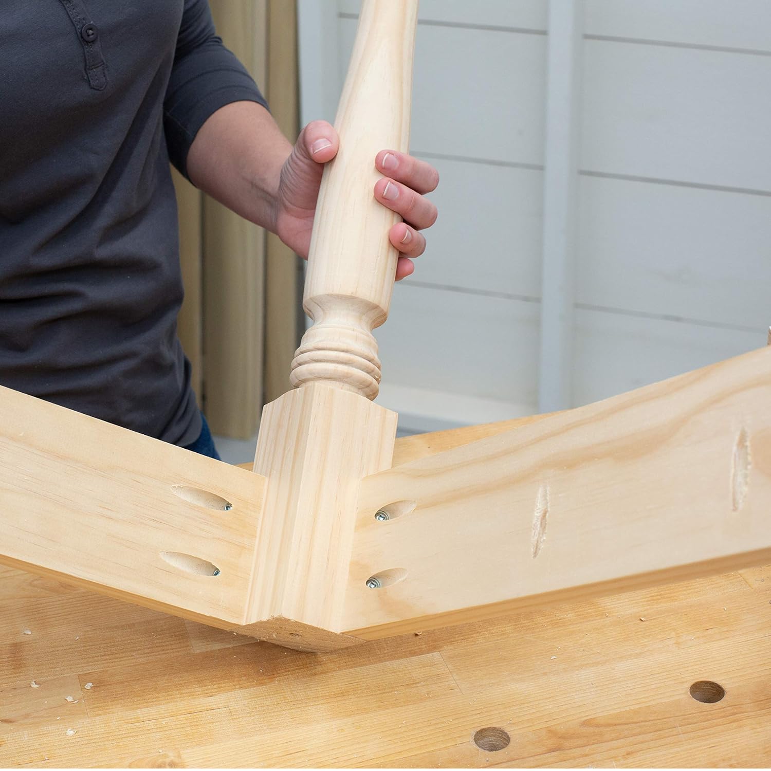 Assembling wood joint with pocket holes