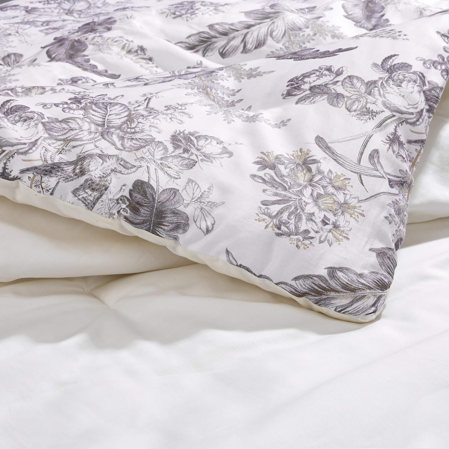 Amazon Basics All-Season Reversible Comforter Set - 100% Cotton Fabric with Microfiber Fill - Full/Queen, Ivory Toile