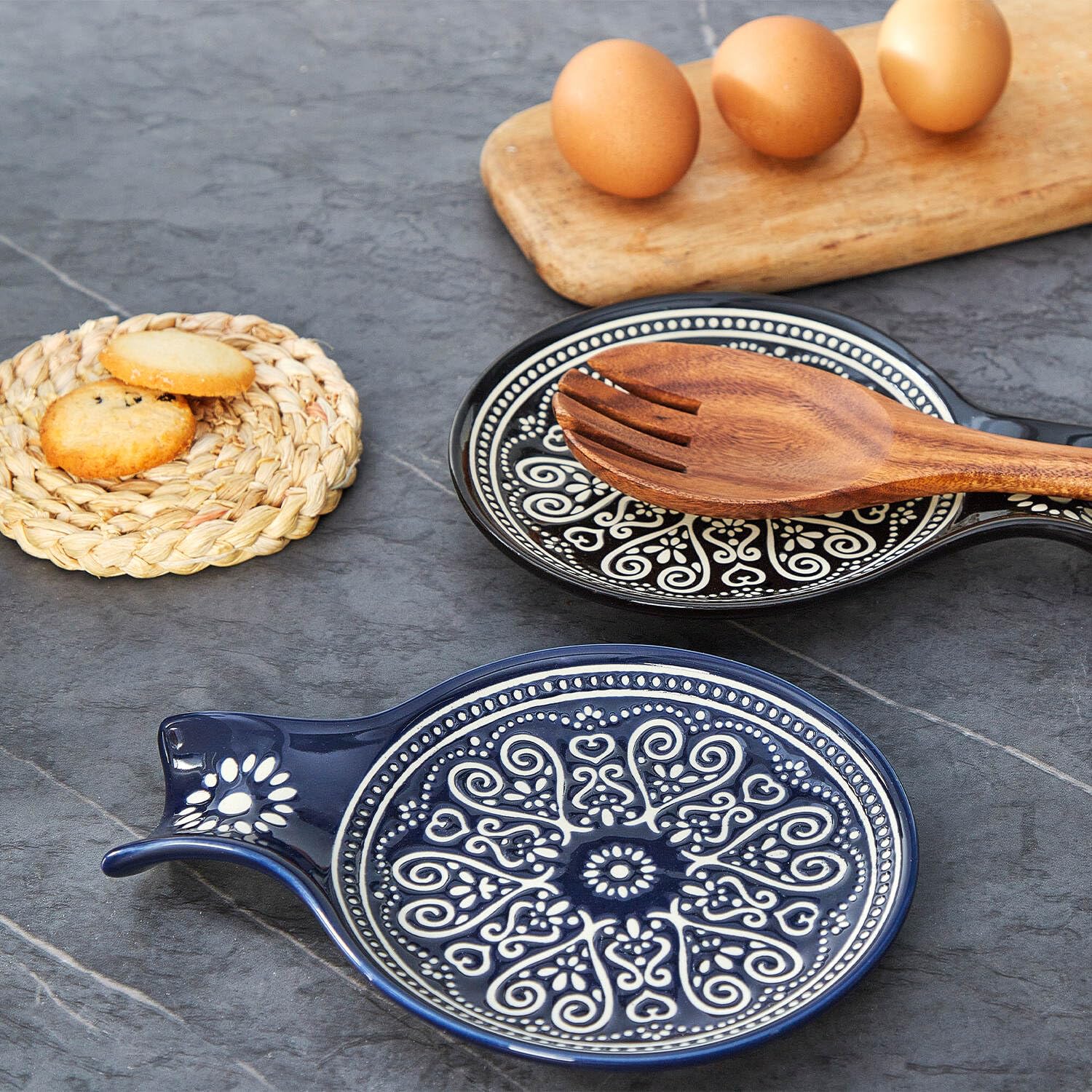 セラミックスプーンレスト クッキングスプーンホルダー キッチンカウンター/コンロトップ/ダイニングテーブル用 かわいいスプーン付き マグネットキッチン棚  タワー ワイド ブラック｜浮かせる収納,キッチンで使える浮かせる収納｜kurasso（クラッソ） コンロトップ用スプーン置き キッチンカウンター用セラミックスプーンホルダー スプーン、お玉用調理器具ホルダー 3個