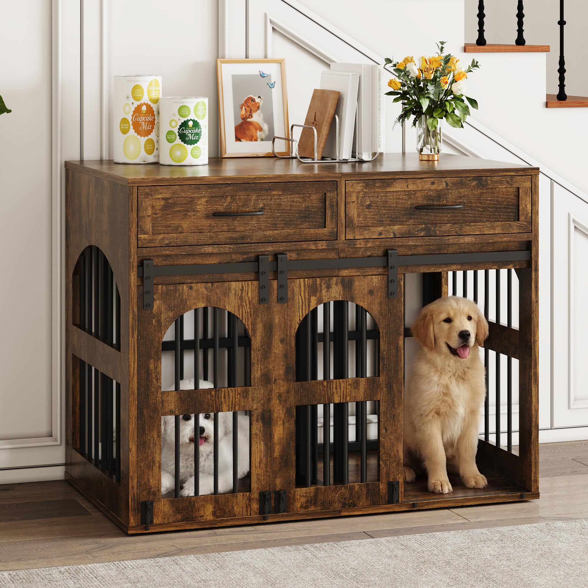IRONCK Hundekäfig Möbel Hundebox für Zuhause mit 2 Schublade Türen Trennwand, Hundebox Holz Indoor für 2 kleine/mittlere/1 große Hunde, Beistelltisch mit Scheunentür, 106x68x88cm (Vintagebraun)