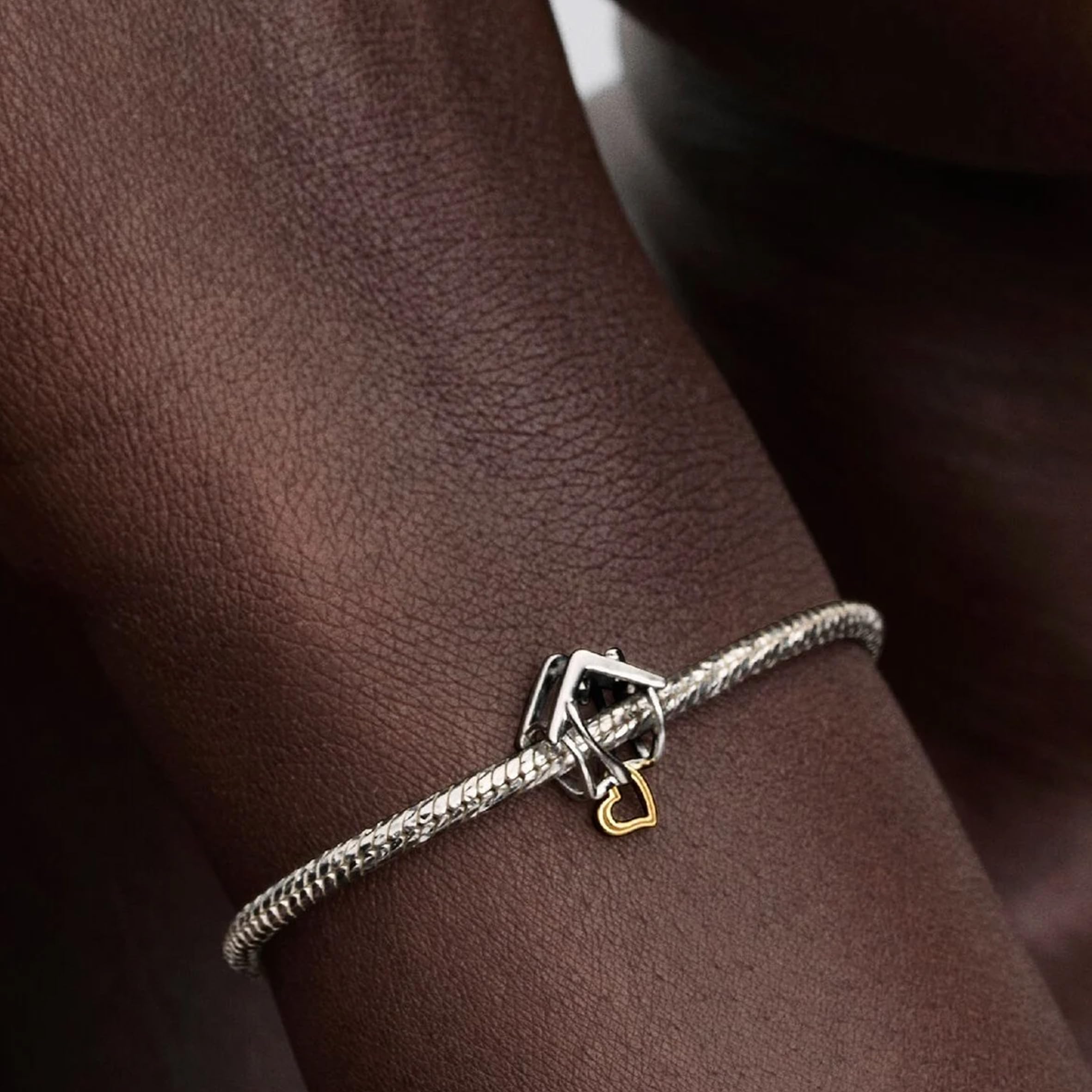 PANDORA Moments Casa y Corazón, charm de plata de ley con aleación metálica bañada en oro de 14K, compatible con Moments, 764145C00