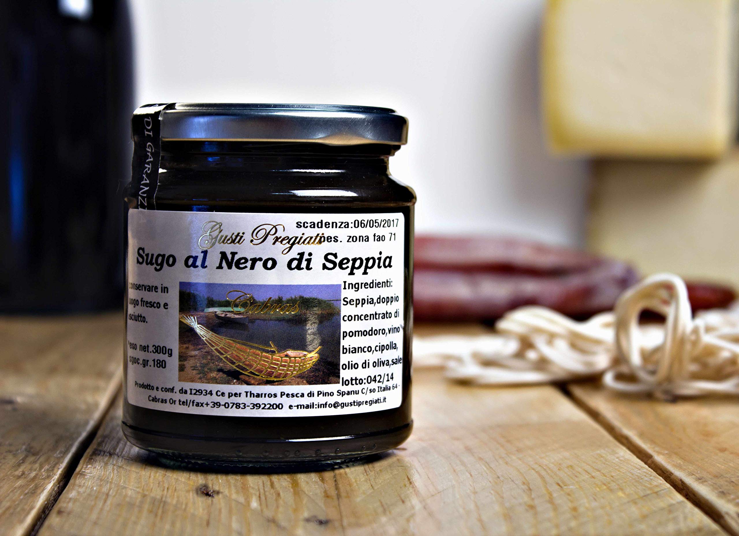 4 x 300 gr - Sugo al nero di seppia inventato e prodotto da Tharros Pesca, azienda di pescatori di Cabras, Sardegna. Ideale per organizzare una bella pasta delle 4 del mattino