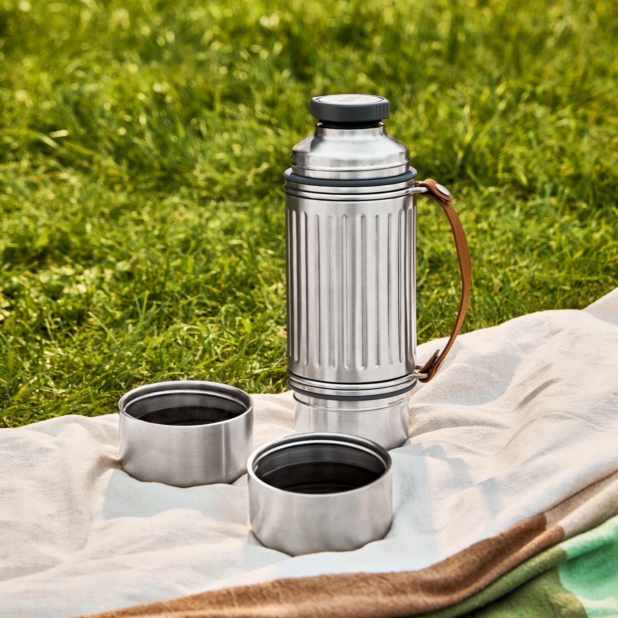 black+blum Explorer Duo borraccia termica con 2 tazze, acciaio inox 304 doppia parete 1 L, 24 ore caldo freddo, coperchio a prova di perdite, manico in nylon, bottiglia termica outdoor
