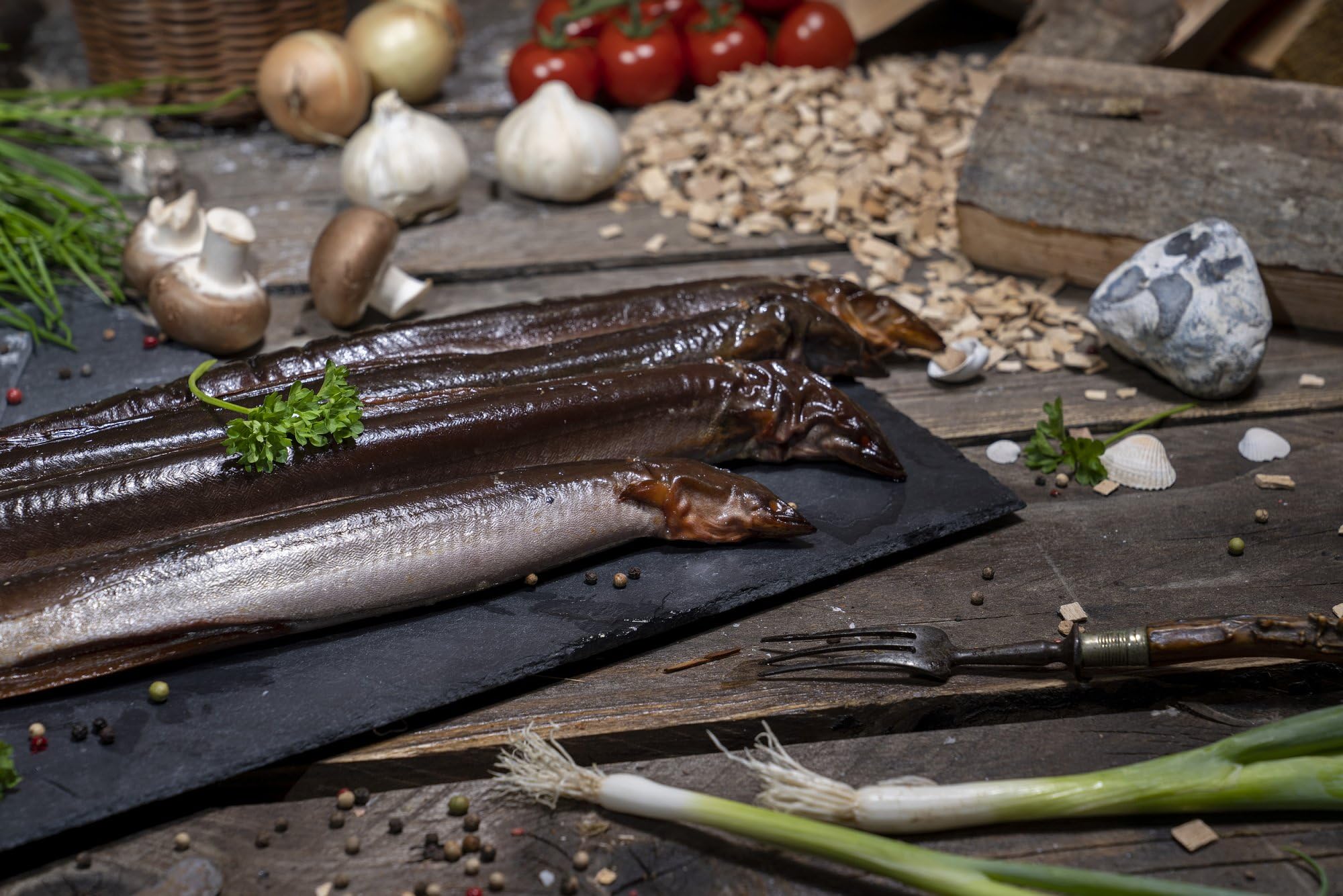 GreetFish Räucheraal/geräucherter Aal - über echtem Buchenrauch geräuchert - zartes saftiges Fleisch mit dezenter Rauchnote - 300 Gramm