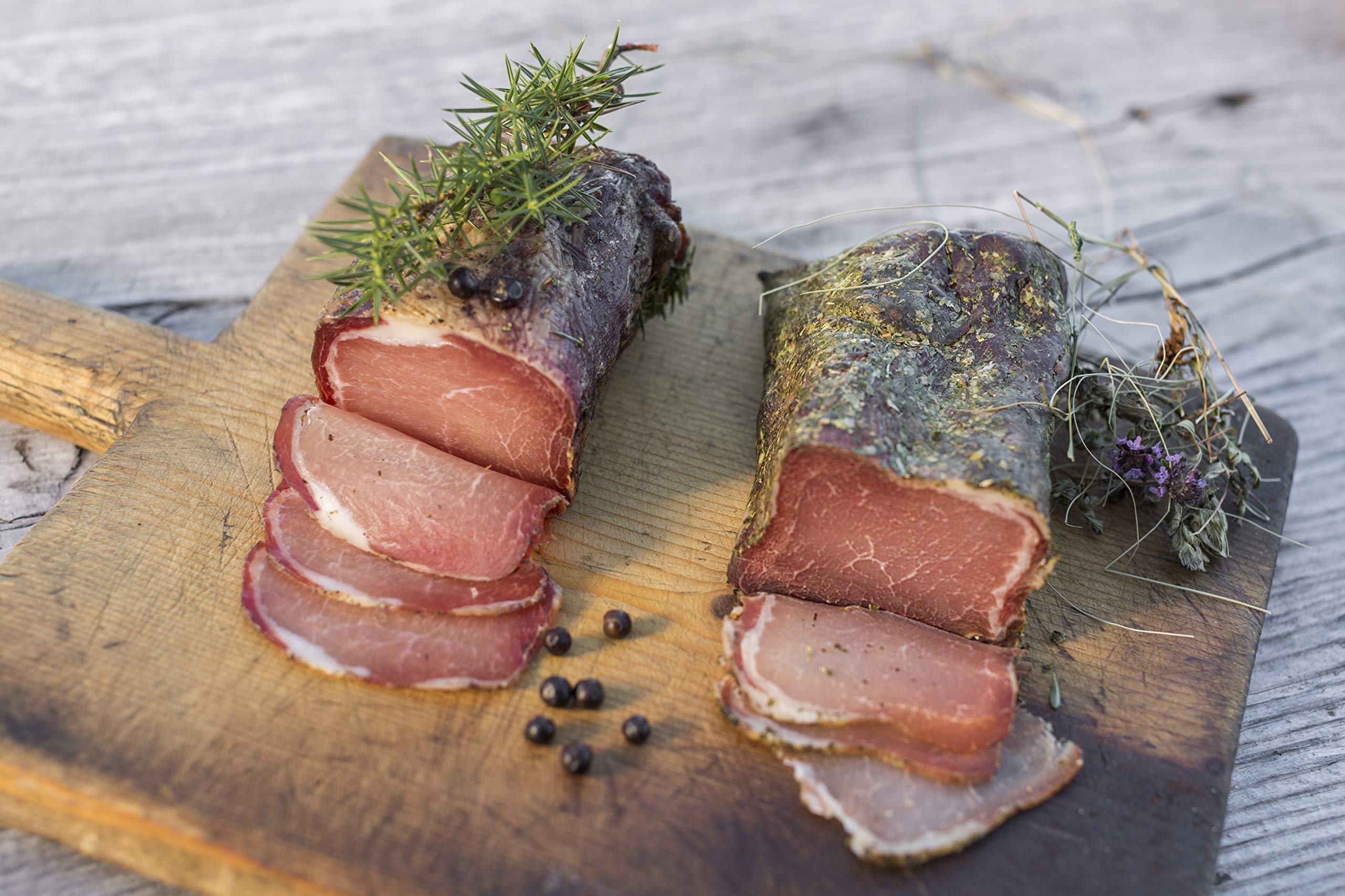 GUSTOS Lendenstück mit Bergkräutern - Milder und aromatischer Speck mit traditioneller Verarbeitung - 1 kg