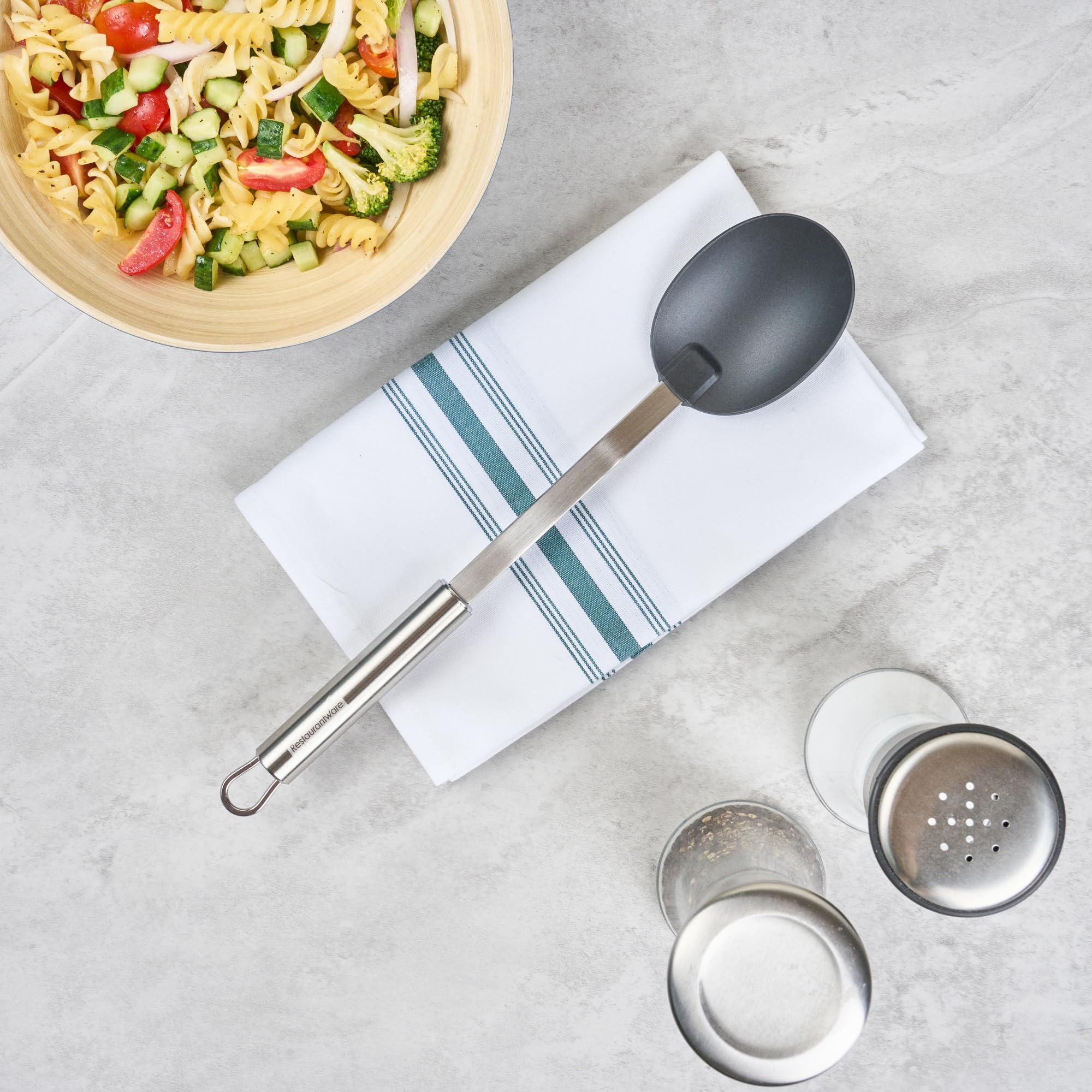 Restaurantware - Cuchara estándar alemana, 1 cuchara de servir sólida de alta resistencia, mango ergonómico de acero inoxidable, lavavajillas, cuchara de servir de nailon negro, para eventos de