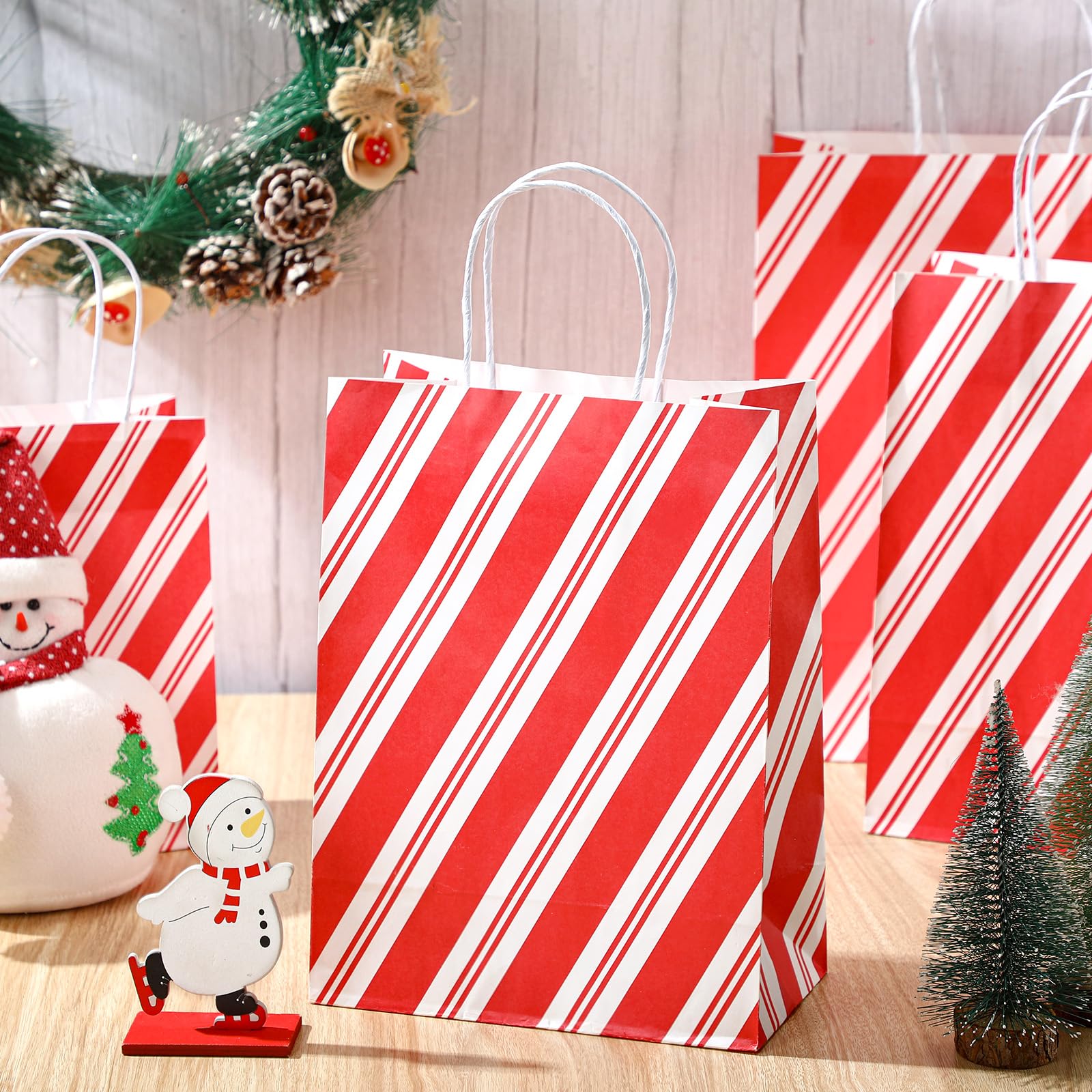 Qilery Lot de 24 sacs à friandises de Noël avec poignées de tailles assorties - Sacs cadeaux en papier kraft rayé pour le travail, Noël, fournitures de fête, 3 tailles