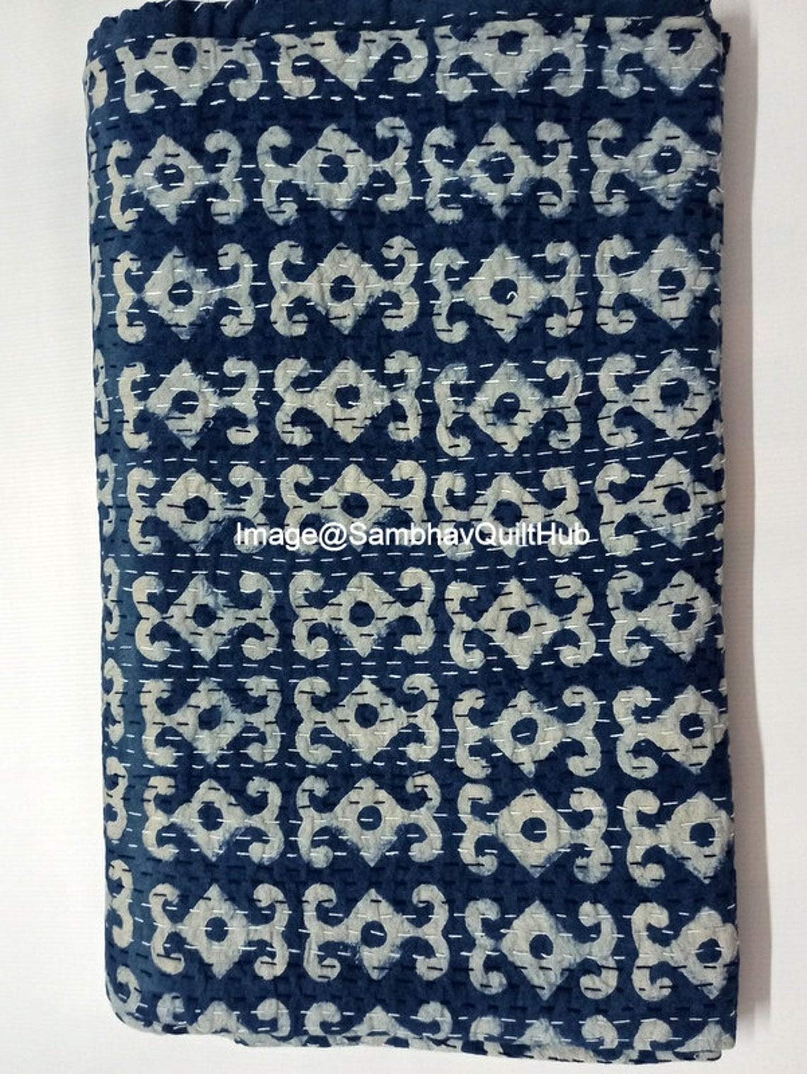 Coperta trapuntata a mano in cotone con stampa indaco, realizzata a