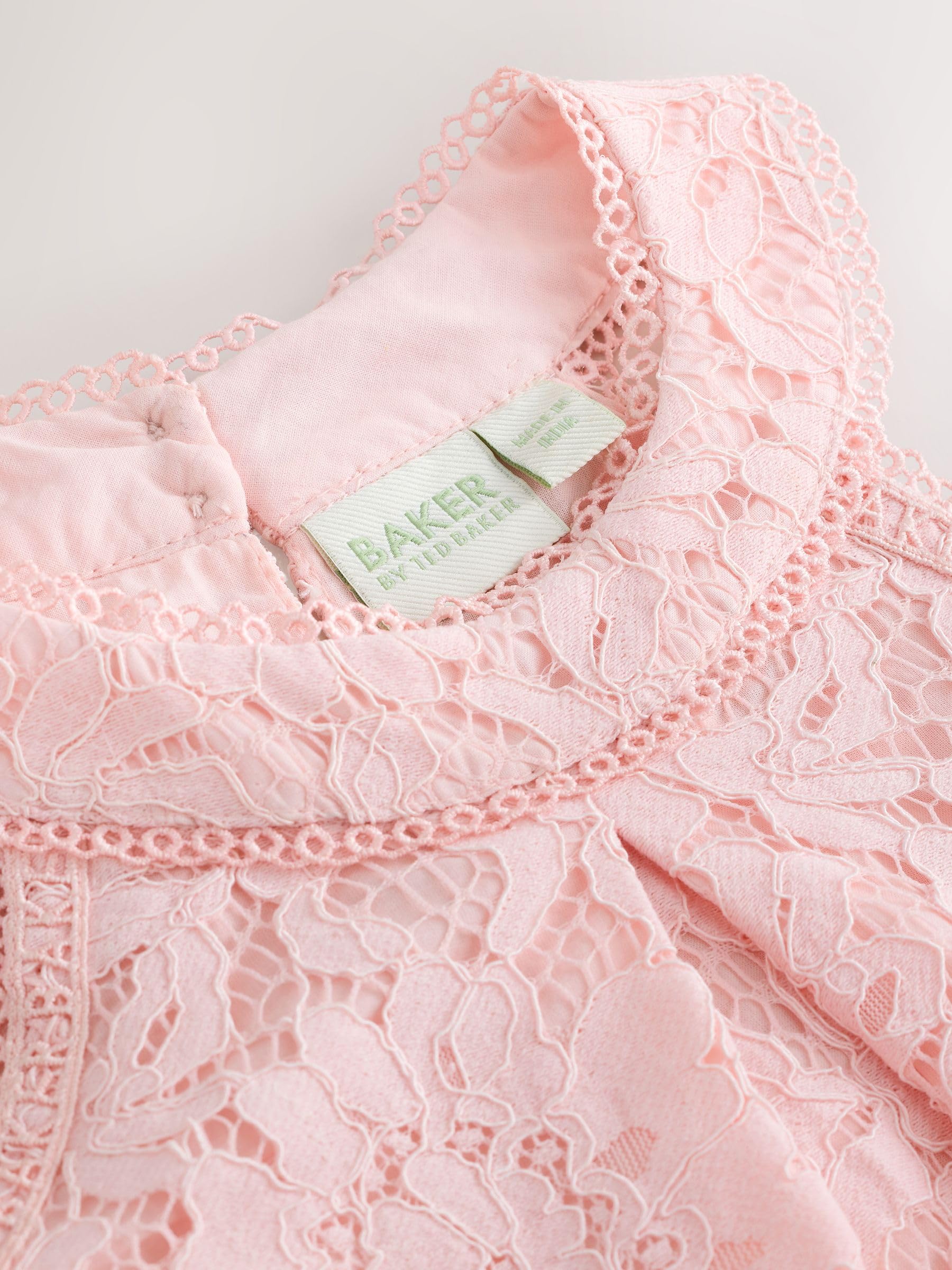 Conjunto de 2 piezas de camiseta con cuello halter para niña con encaje y pantalones cortos
