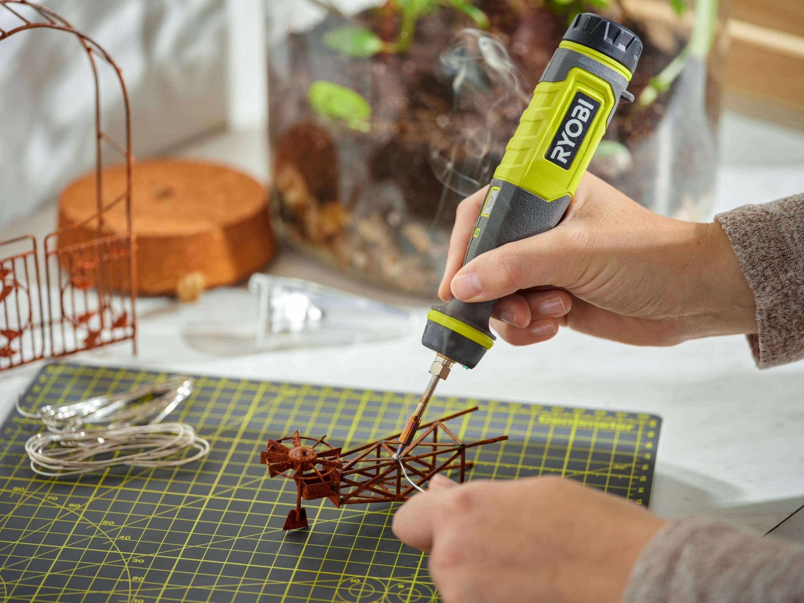 RYOBI RSI4-120G - Soldador USB de litio (480°, cable USB-C - 1 batería de 4 V, 2,0 Ah, USB de litio, incluye alambre de soldadura y tapa de seguridad