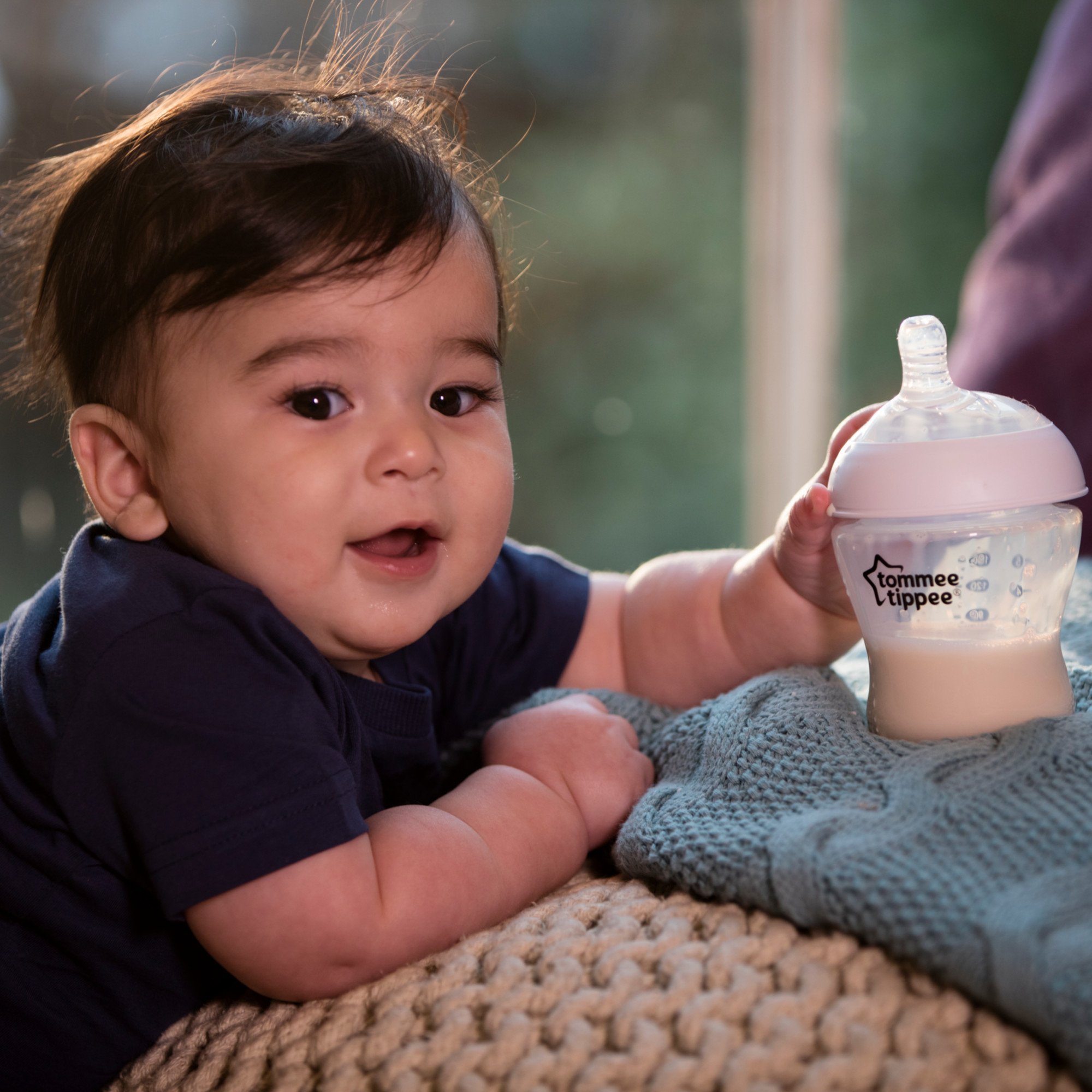 Tommee Tippee Juego de regalo para recién nacido, incluye esterlizador, bolsas, calentador de botellas, cepillo para biberón y pezón, babero, chupetes - sin BPA