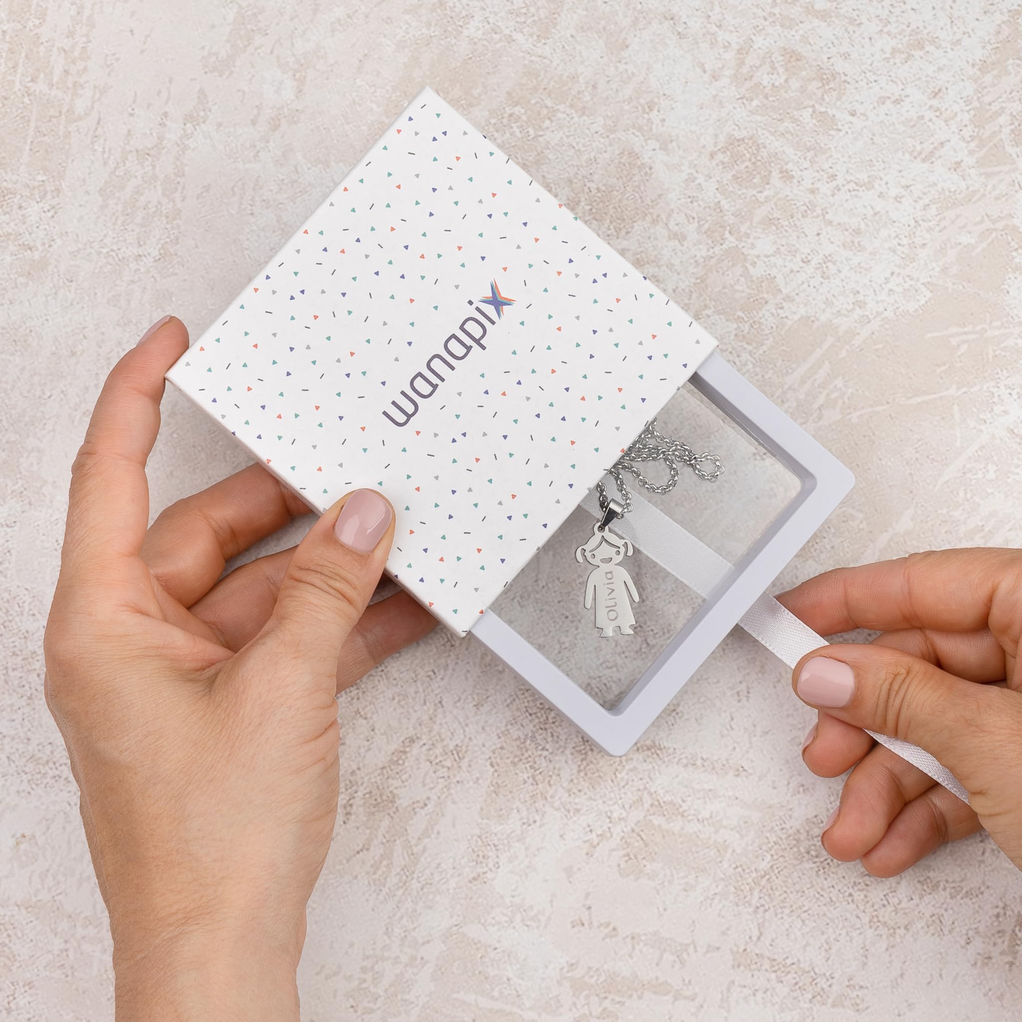Wanapix | Colgantes Grabados con Figuras de Niños y Niñas | Personaliza ambos lados con Textos Grabados | Modelo Niño o Niña | Colgante Personalizado de Acero Inoxidable
