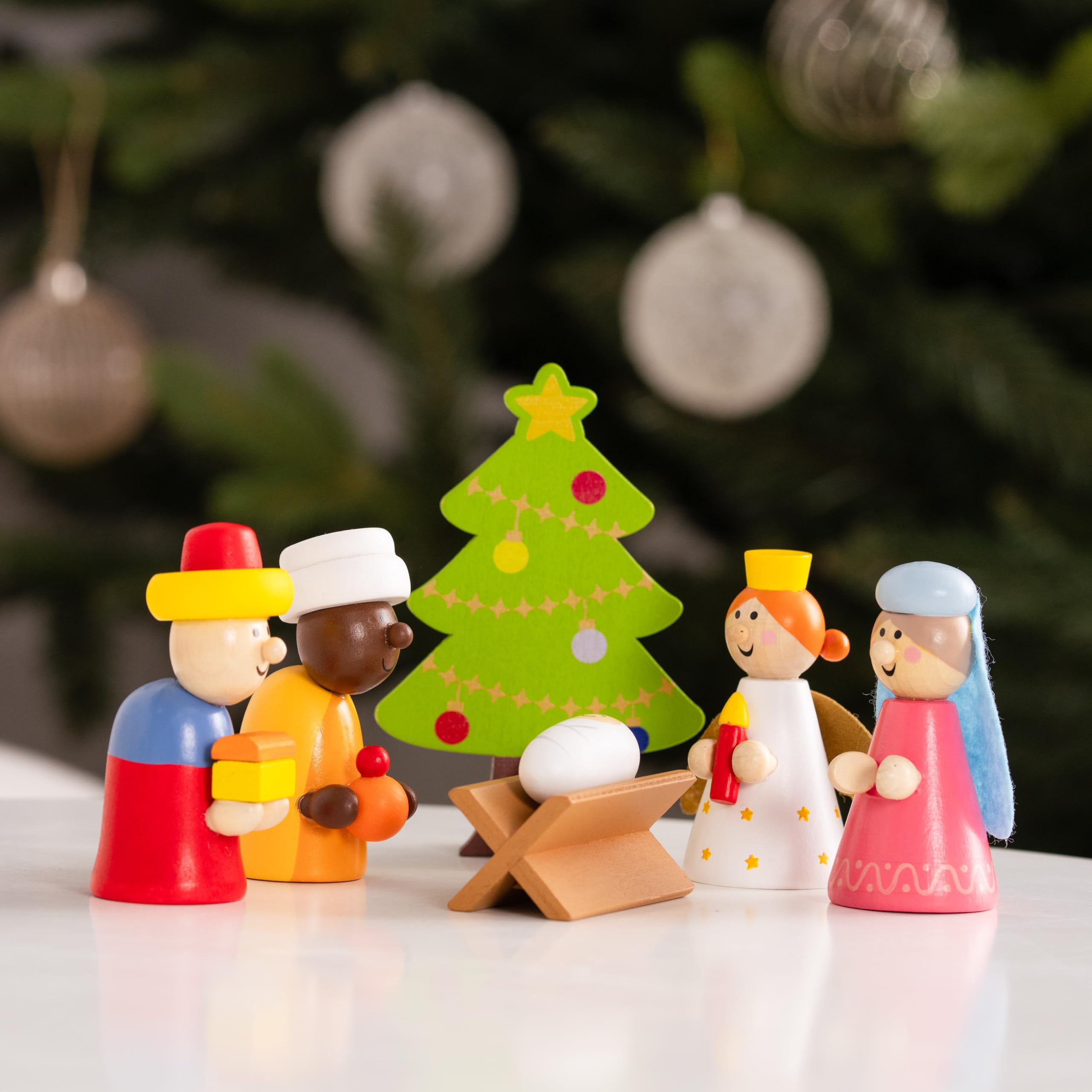 Weihnachtskrippe - Holz handbemalt - 18 Teile - mit Weihnachtsbaum – Krippenspiel für Kinder – farbenfrohe Deko & Geschenkidee - Stall mit Stern, Heilige Drei Könige, Maria & Josef, Ochs & Esel