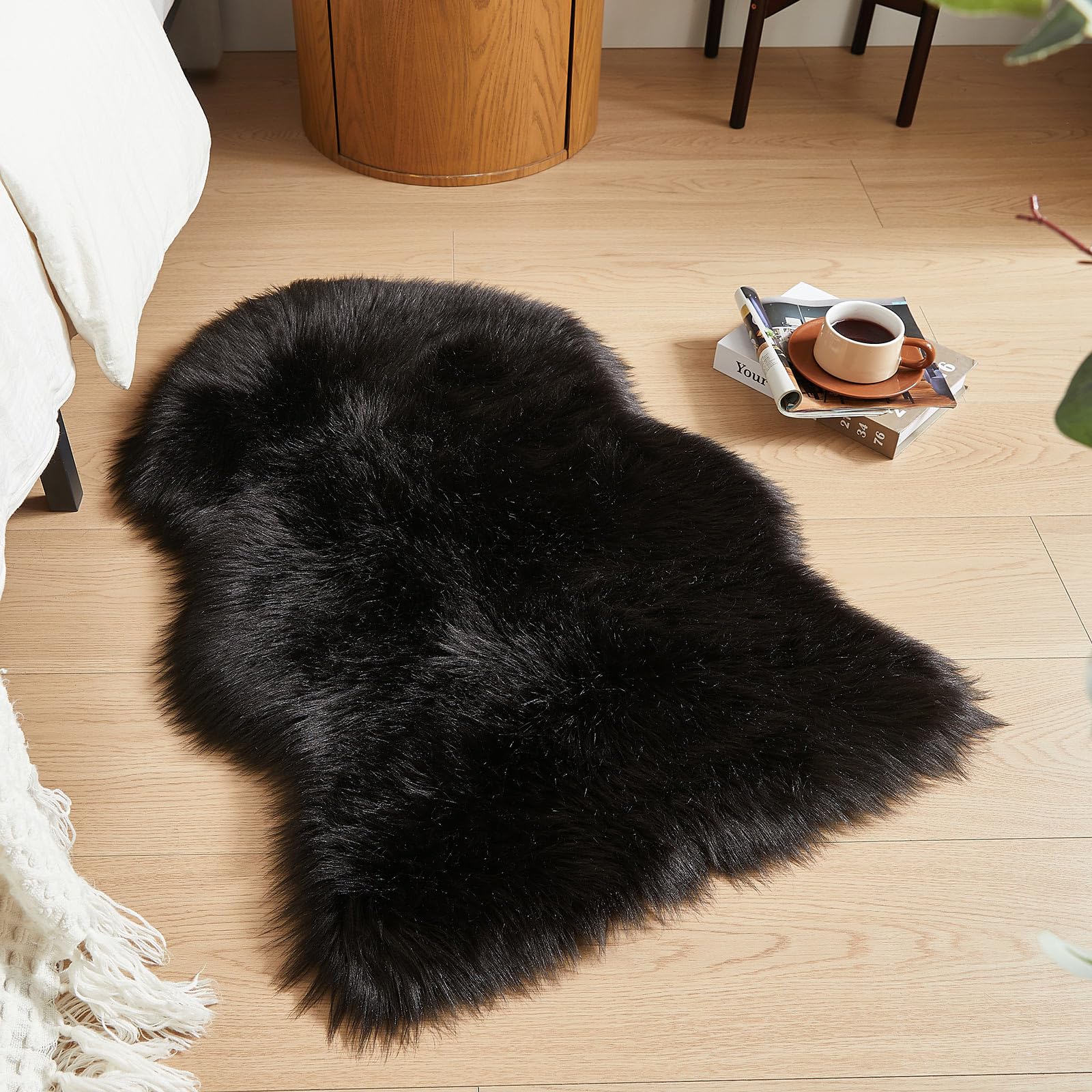 AMTOVO Kunstfell-Teppich, schwarzer kleiner Flächenteppich, flauschiger Schaffell-Teppich, flauschig, ultraweich, 60 x 91 cm, Zottelteppiche für Schlafzimmer, Sofa, Überwurf, Kissen, Raumdekoration