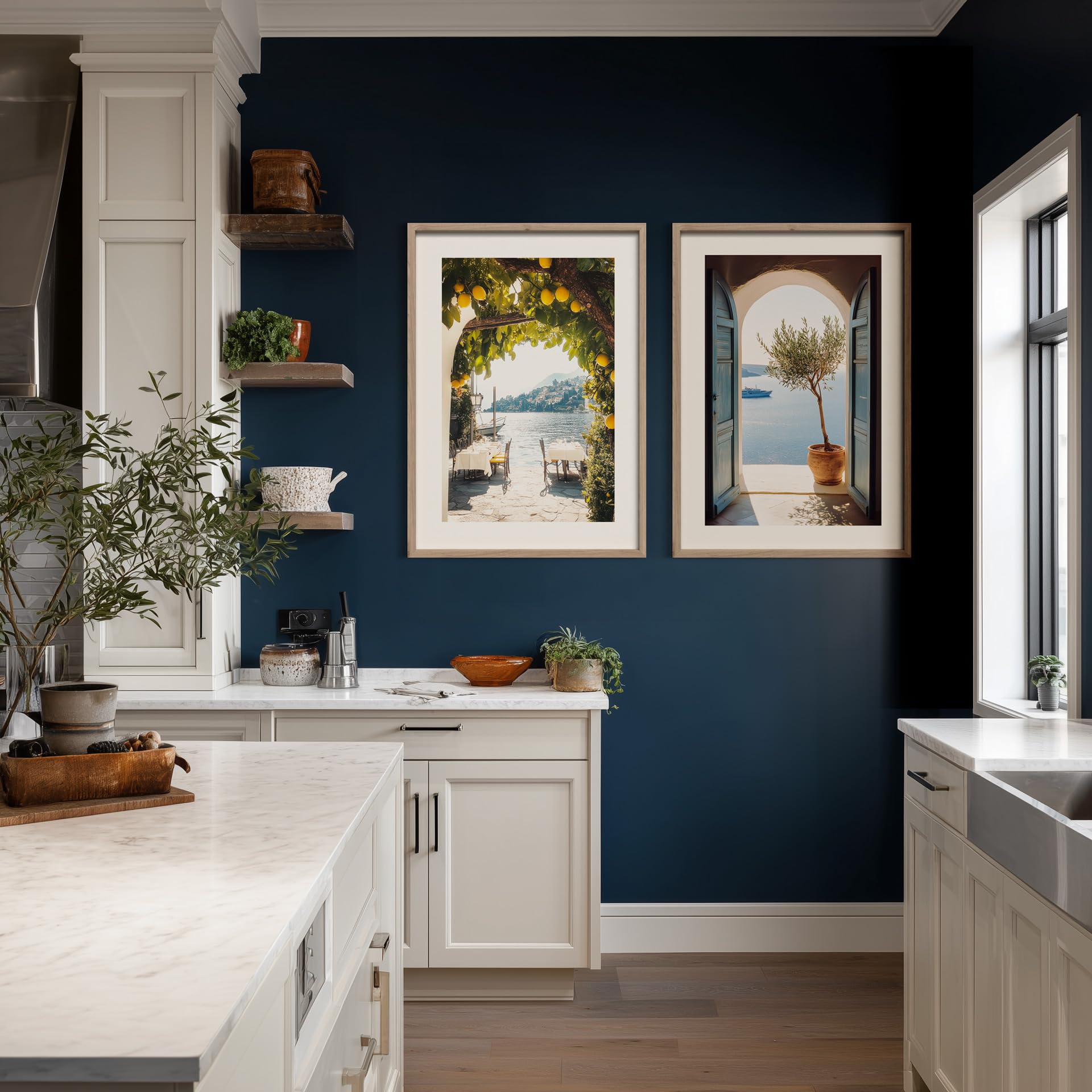 STYLER Bild Mykonos 50 x 70 cm mit Holzrahmen – Mediterraner Meerblick mit Olivenbaum – Santorini Stil Wandbild Deko Terra Verde Kollektion