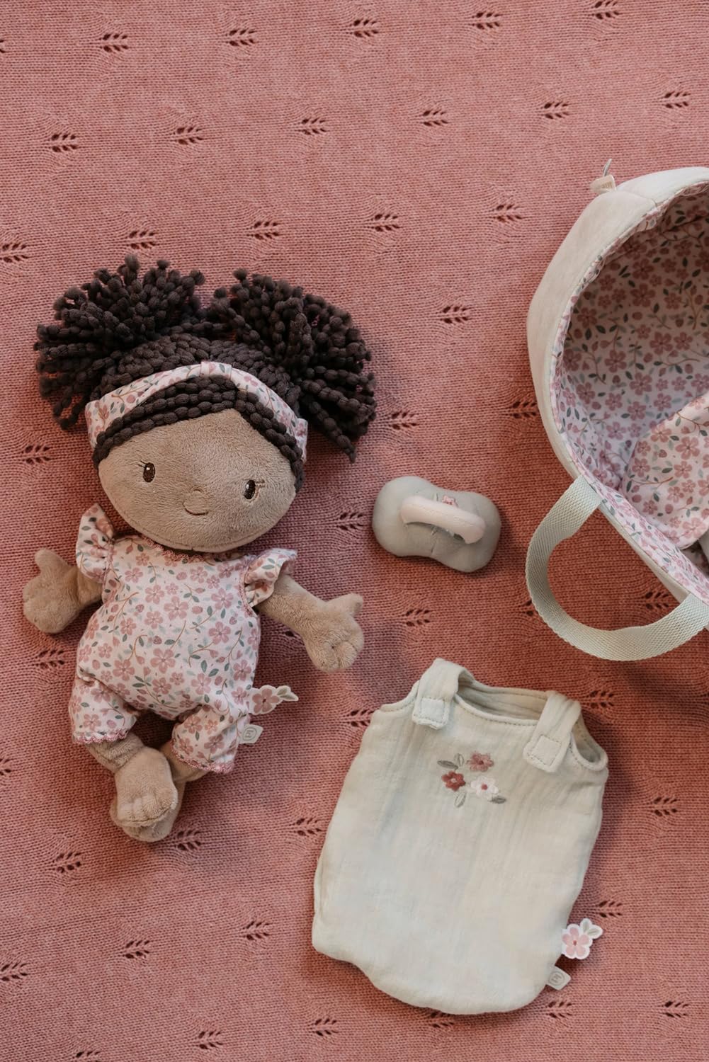 Little Dutch Stoffpuppe Babypuppe Evi im Tragekorb - mit magnetischem Schnuller und Trinkflasche - inklusive viel Zubehör - für Mädchen ab 12 Monate - Mint | Babypuppe mit magnetischem Schnuller und Trinkflasche, für Mädchen ab 12 Monate