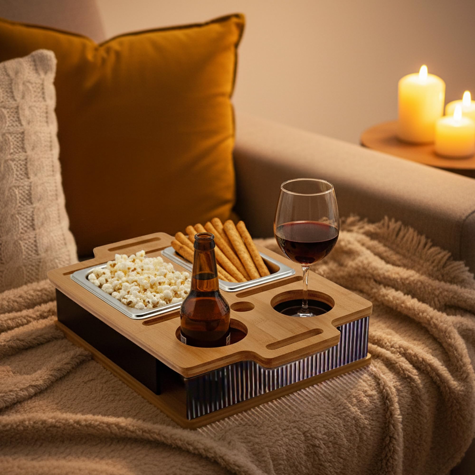 AH® Couchbar Snackbox mit Leuchteffekt – Bambus Sofa Tablett mit 2 Edelstahl-Schalen, Handy- & Getränkehalter – Couch Organizer & Geschenk für Männer & Frauen