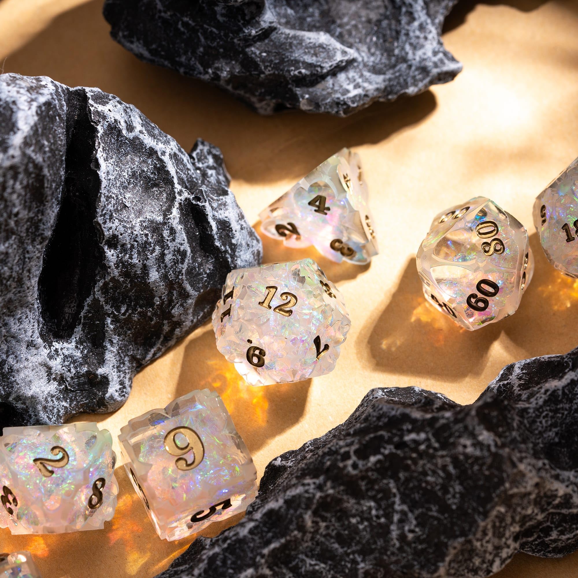 Cusdie Sharp Edge - Juego de 7 dados de trébol DND D&D D20 D12 D10 D8 D6 D4, juego de dados poliédricos hechos a mano para juegos de rol y otros juegos de mesa (transparente)