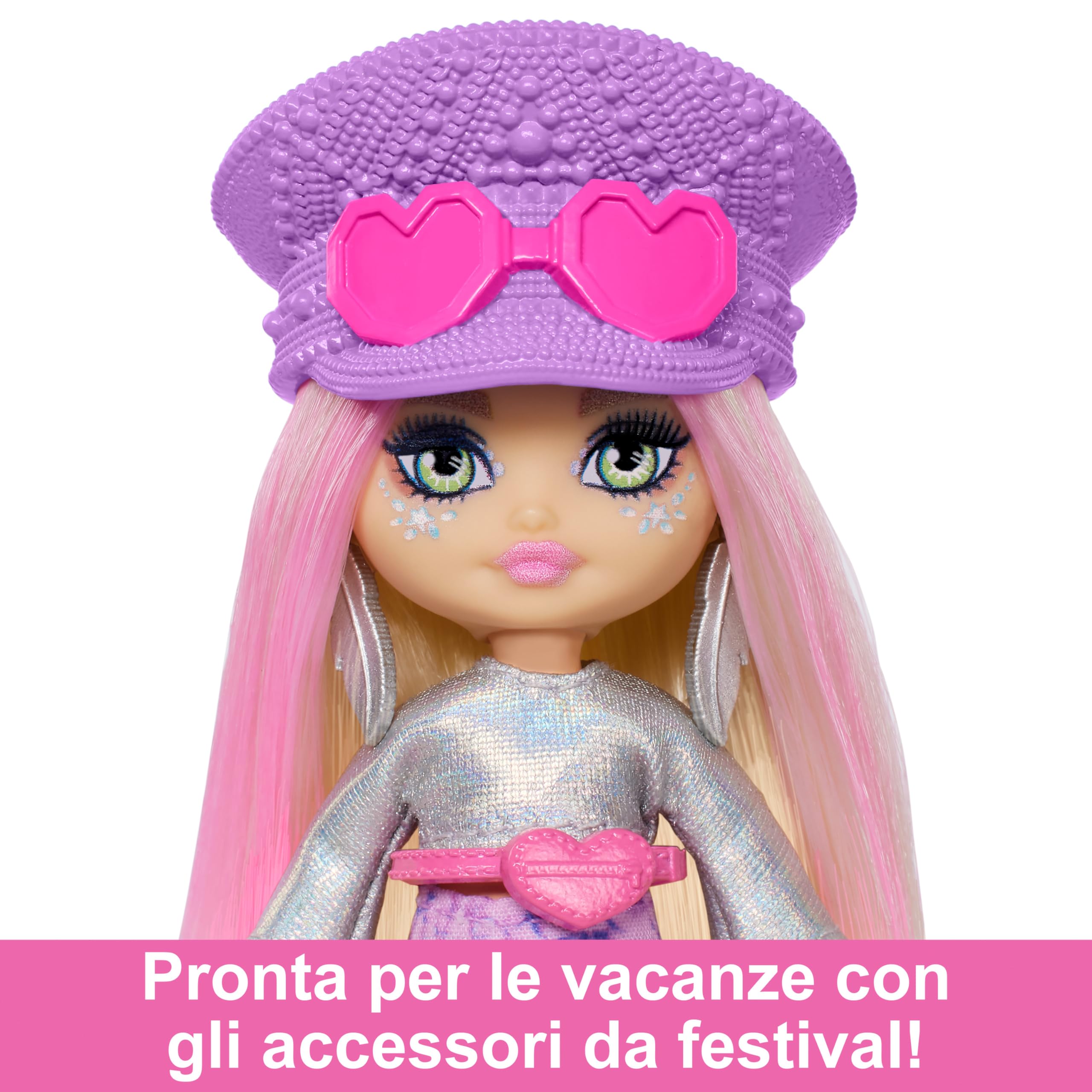 Barbie - Extra Mini Minis Fly, Mini Bambola Viaggiatrice con Look a Tema Deserto, Abito Metalizzato e Accessori da Festival, Giocattolo per Bambini, 3+ anni, HPN07