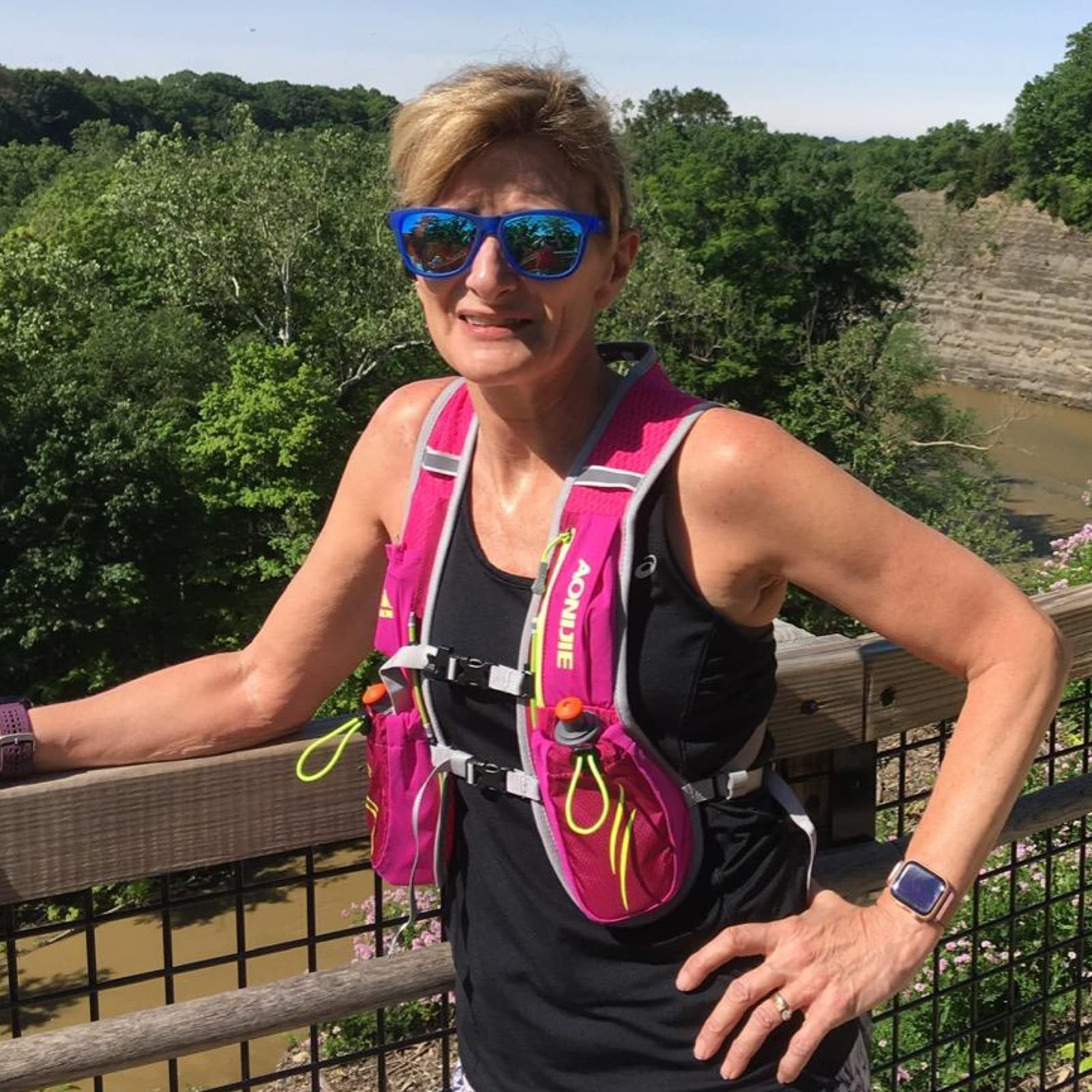 YAPJEB Gilet da corsa, zaino da trekking con sacca d'acqua da 2 l, borsa isolata, accessorio per trail maratona, jogging, ciclismo, per donne e uomini (rosso rosa)