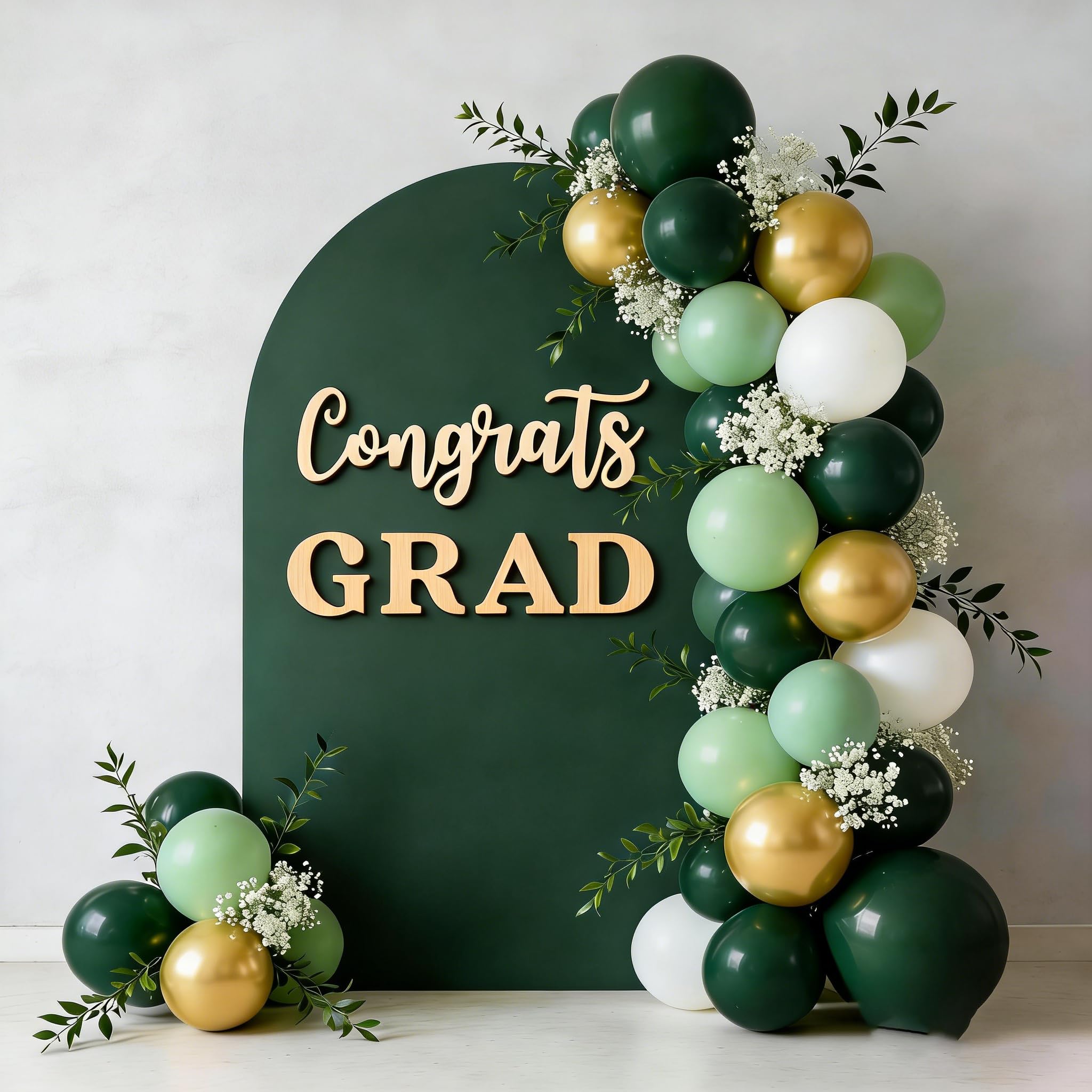 Drewniany znak 'Congrats Grad' na tło, dekoracja łuku balonowego na przyjęcie z okazji ukończenia szkoły, liceum, uczelnia, ukończenie szkoły, uroczystości, dekoracje imprezowe