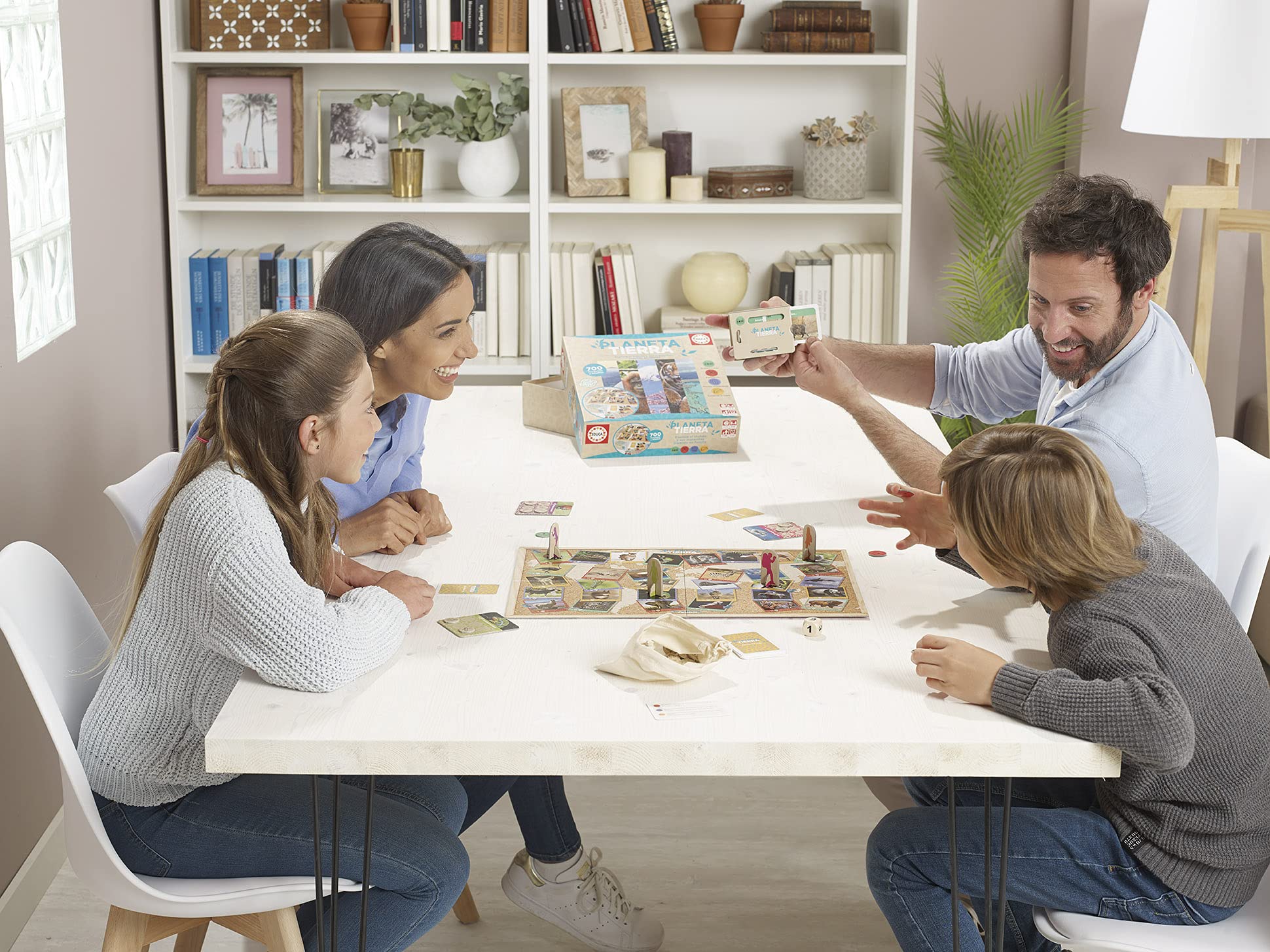 Educa - Planeta Tierra, Juego de Mesa Familiar con 700 Preguntas realizado con Materiales 100% reciclados (18707)