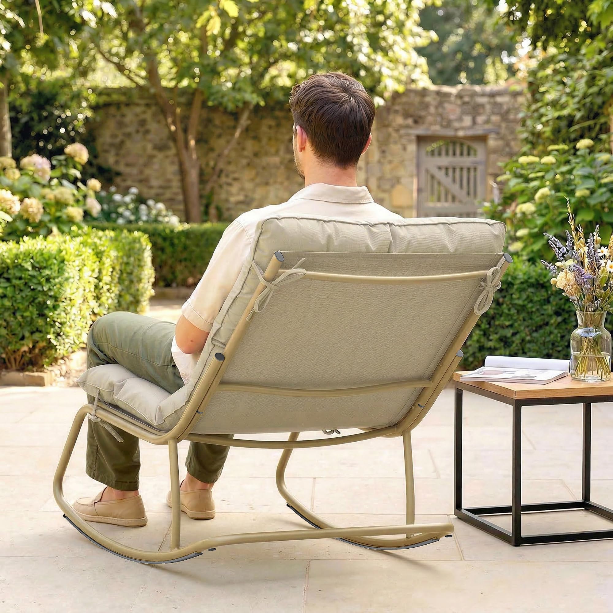 Outsunny Fauteuil à Bascule Extérieur avec Coussin Moelleux 125cm - Rocking Chair Large 64cm en Acier et Textilène - Chaise Bercante de Salon et Balcon, Beige et Doré