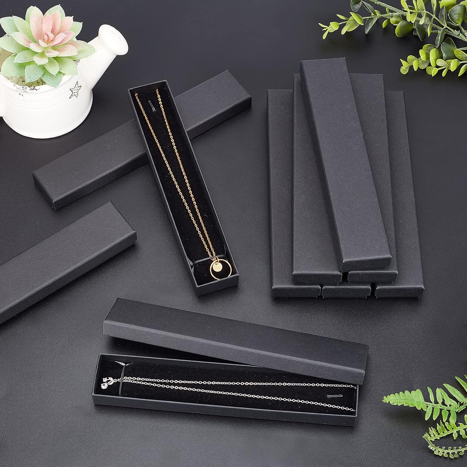 Különböző ékszerek a dobozokban