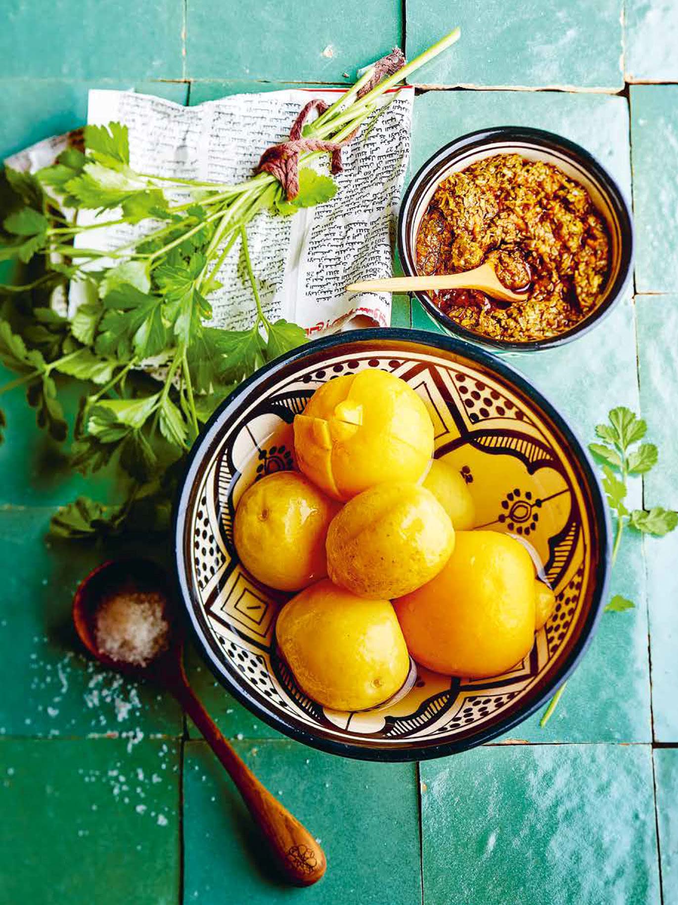 Le grand livre de la cuisine marocaine: Entrées, salades, couscous, tajines, viandes, poissons, pains, soupes, brick, pâtisseries, boissons. Toutes les recettes en pas à pas.