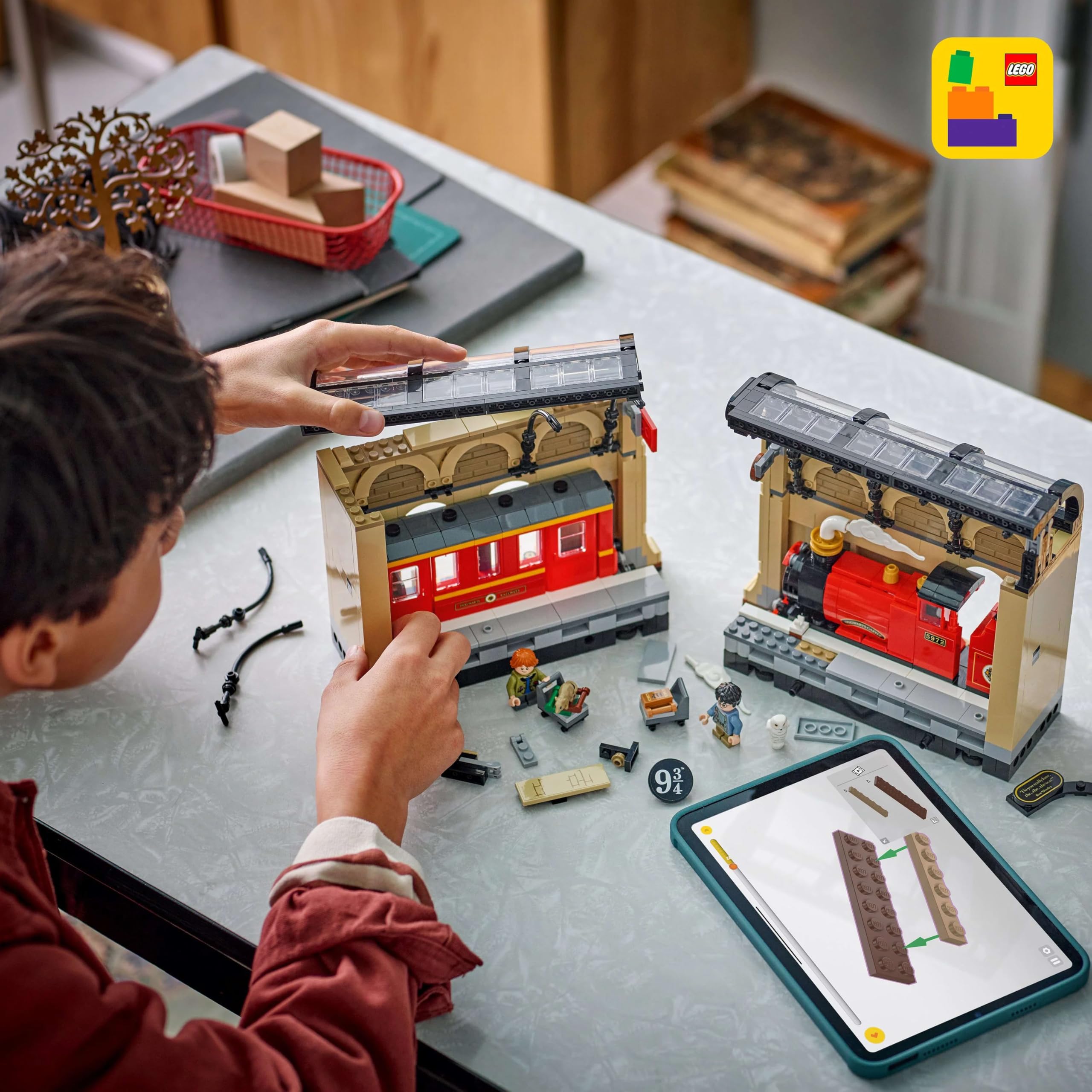 LEGO Harry Potter Book nook: Ekspres do Hogwartu 76450 | Podpórki do książek, zabawka dla 10-latka do ekspozycji, prezent dla fana Harry’ego Pottera, klocki dla dzieci, 832 elementy