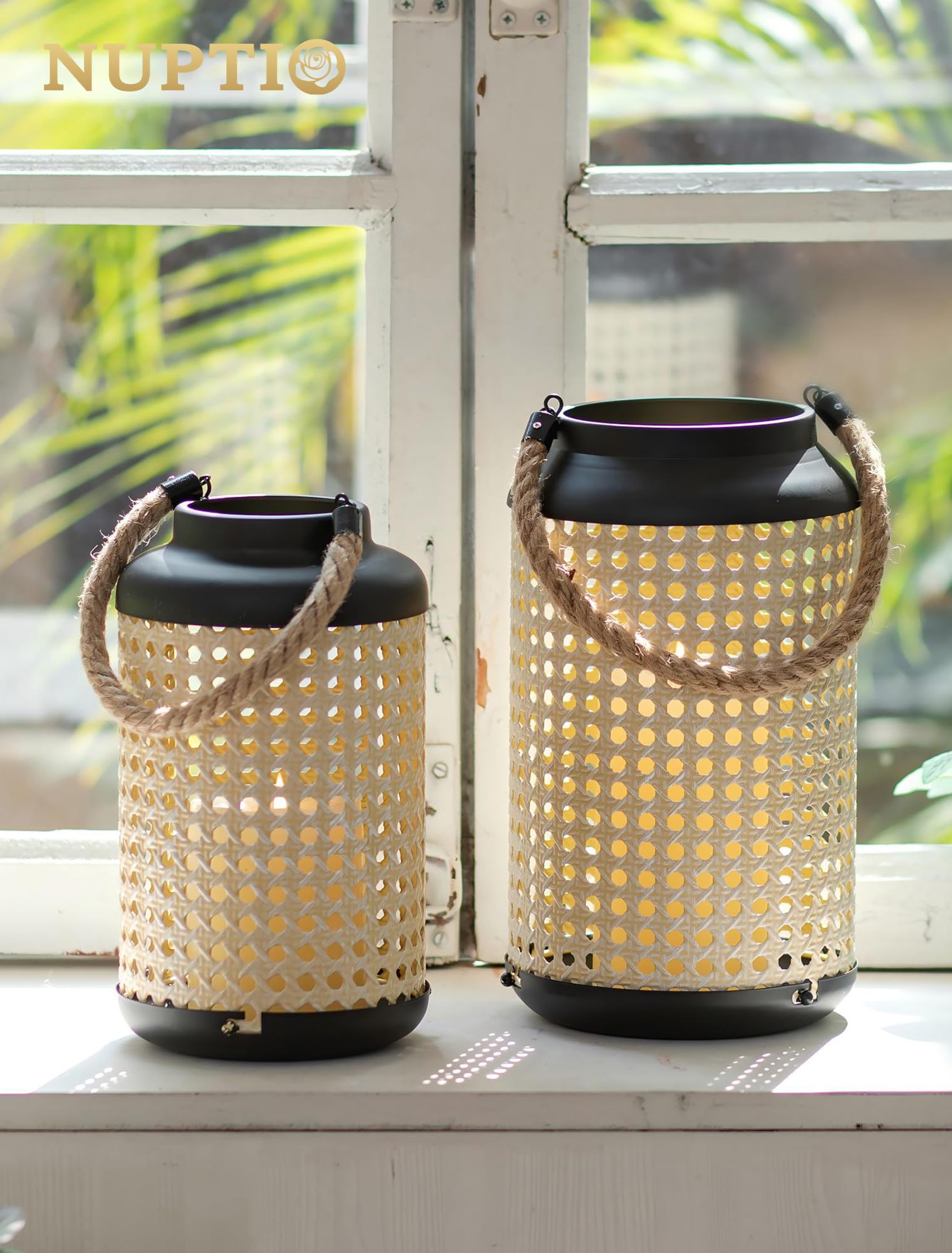 NUPTIO Latarnia z metalowym rattanem w stylu wiejskim: zestaw 2 nowoczesnych świeczników filarowych boho – wiszący rustykalny wystrój domu na zewnątrz, werandę, patio, stół centralny