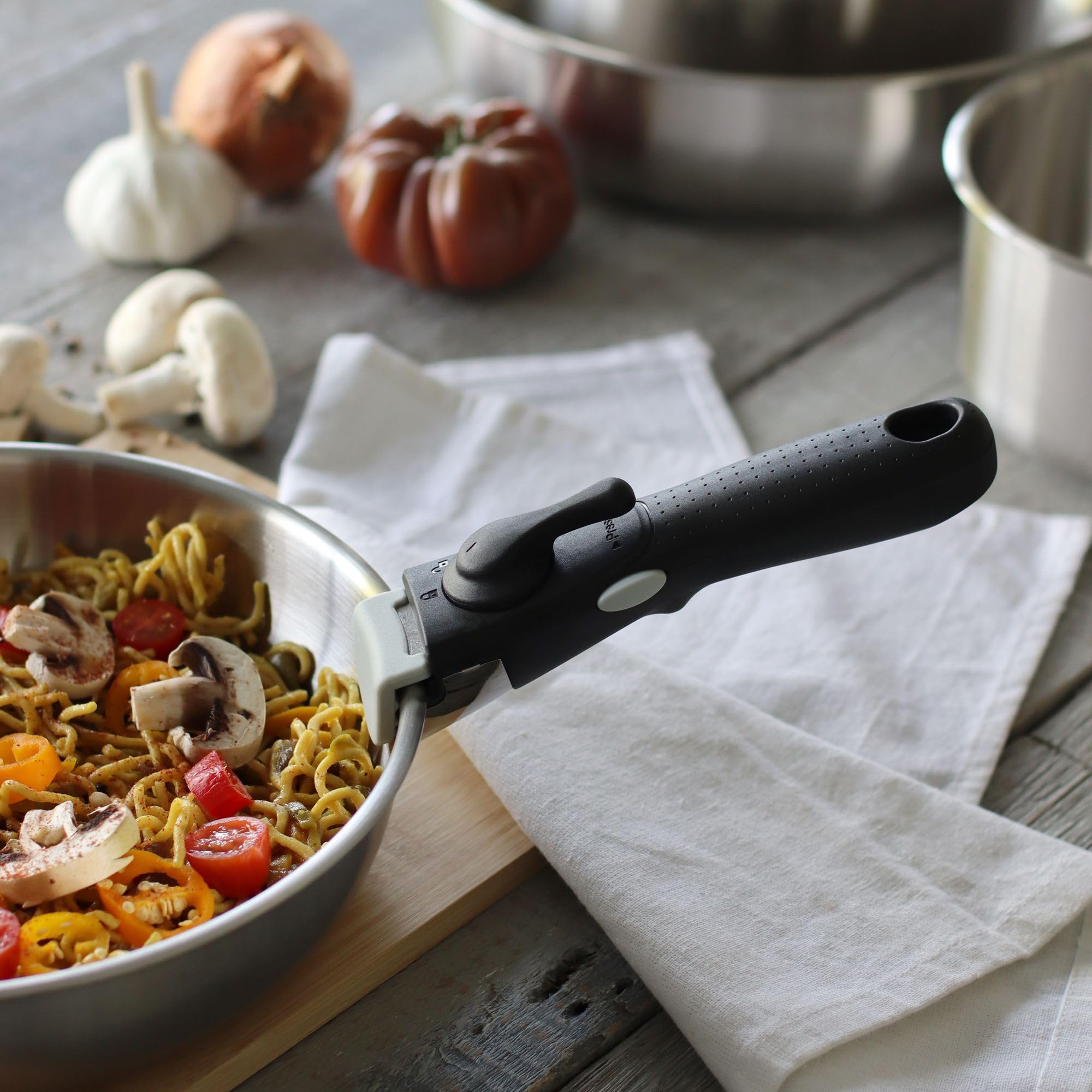 MENASTYL - Batterie de cuisine inox 18/10 amovible 8 pièces Iris Inox sans PFAS - Tous feux dont induction, four, réfrigérateur et lave-vaisselle - Empilable et résistante - Poignée double sécurité