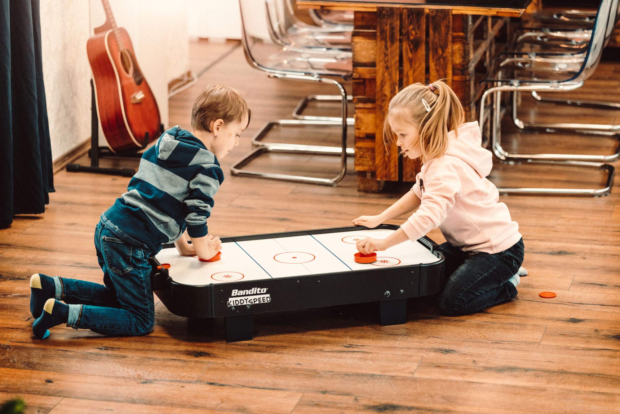 Bandito Mini Airhockey KiddySpeed, mit Luftgebläse, robuster Tischaufleger für Kinder- und Jugendeinrichtungen, Partyraum und Büro, kratzfestes Spielfeld, 92 × 52 × 20 cm