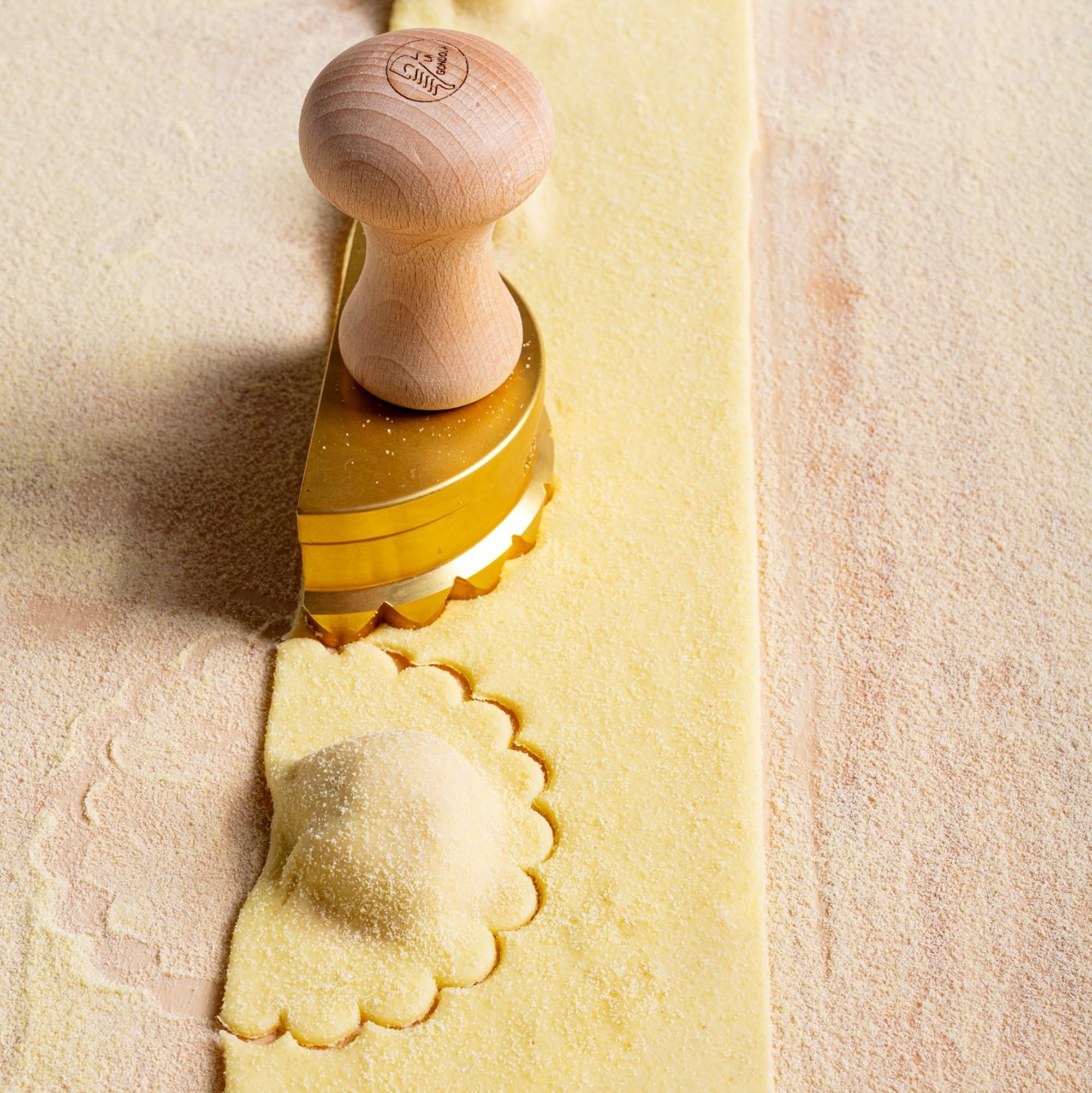La Gondola Ravioli-Stempel - Halbmond-Form 90mm | Italienisches Pasta-Werkzeug für Zuhause, gewerbliche Küche | Messing & Naturholz | Einfach zu verwenden | Tortelli Ravioli Ausstecher Made in Italy