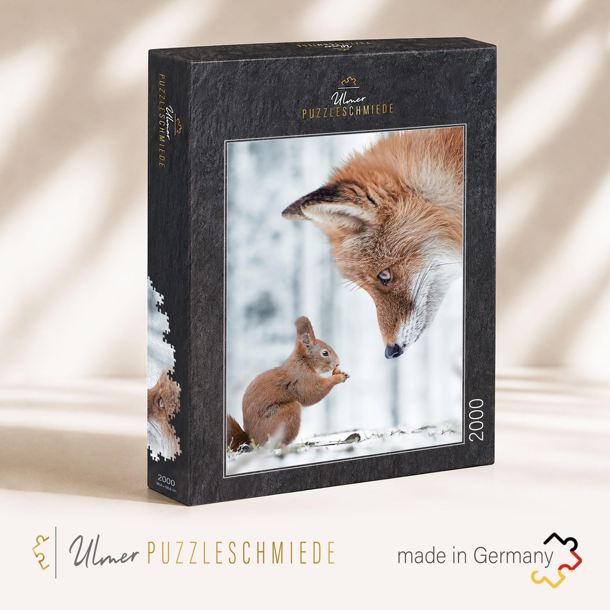 Ulmer Puzzleschmiede - Puzzle «travailleur et Intelligent » - Puzzle Animal astucieux de 2000 pièces - Écureuil et Renard dans la forêt d'hiver - Animaux étonnamment mis en scène