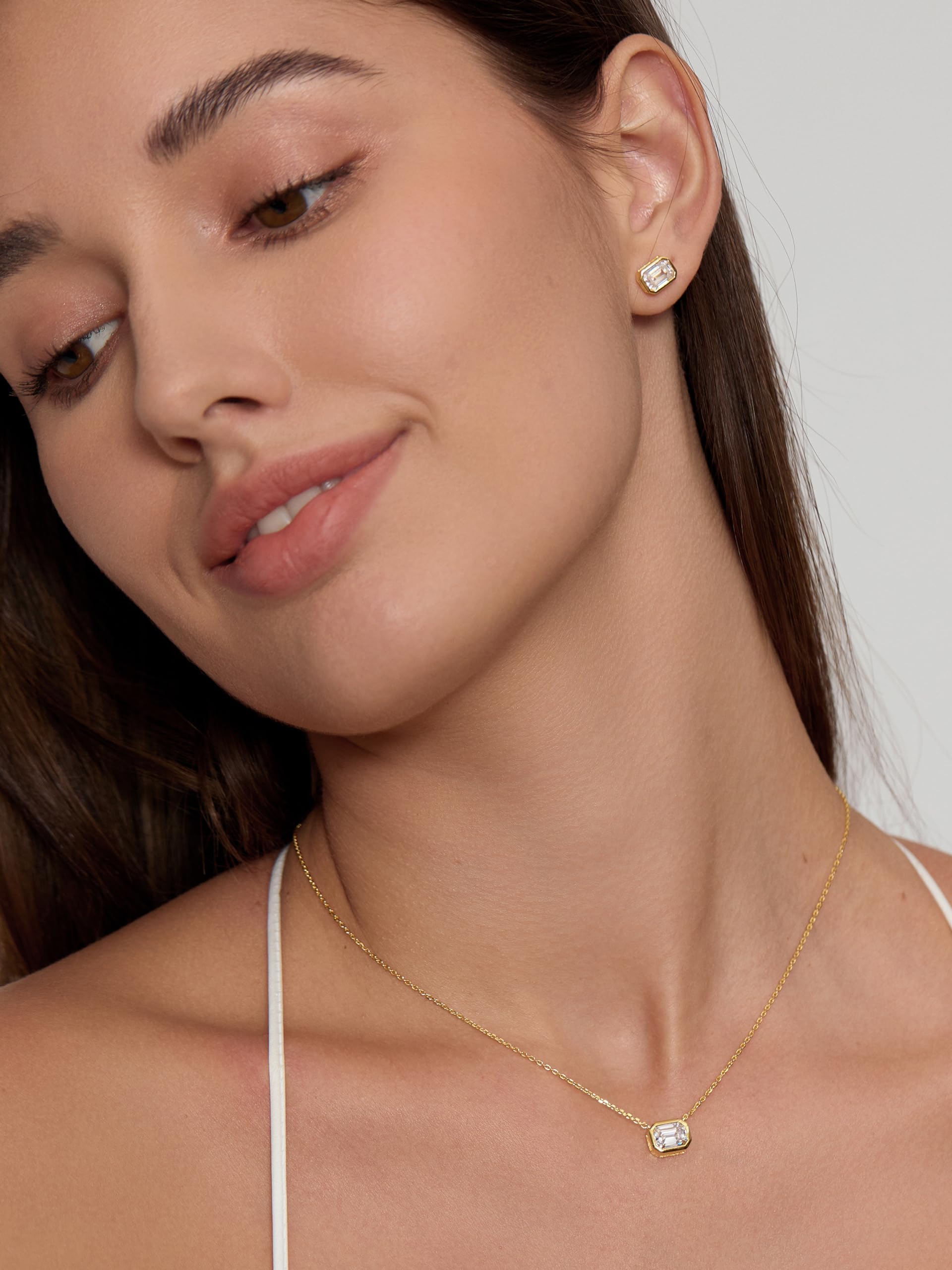 Michooyel Collana con pendente in argento sterling 925 placcato oro 18k per donne Collana con solitario taglio smeraldo da 1,5 carati CZ | Deliziose collane d'oro da donna