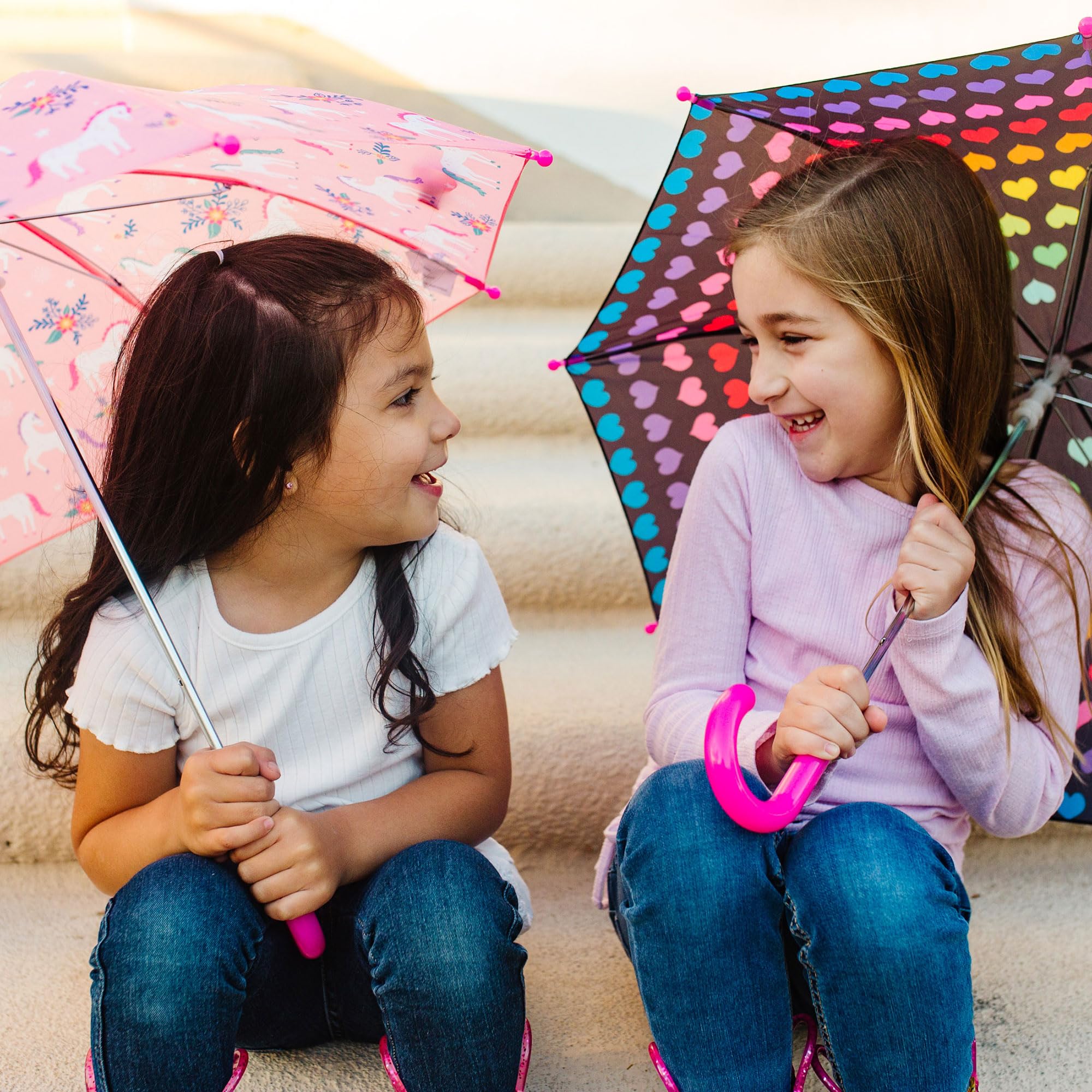 Wildkin - Paraguas infantil para niños y niñas con toldo de lluvia y mango curvado para colgar fácilmente, paraguas con cierre de gancho y anillo para niños (unicornios mágicos)