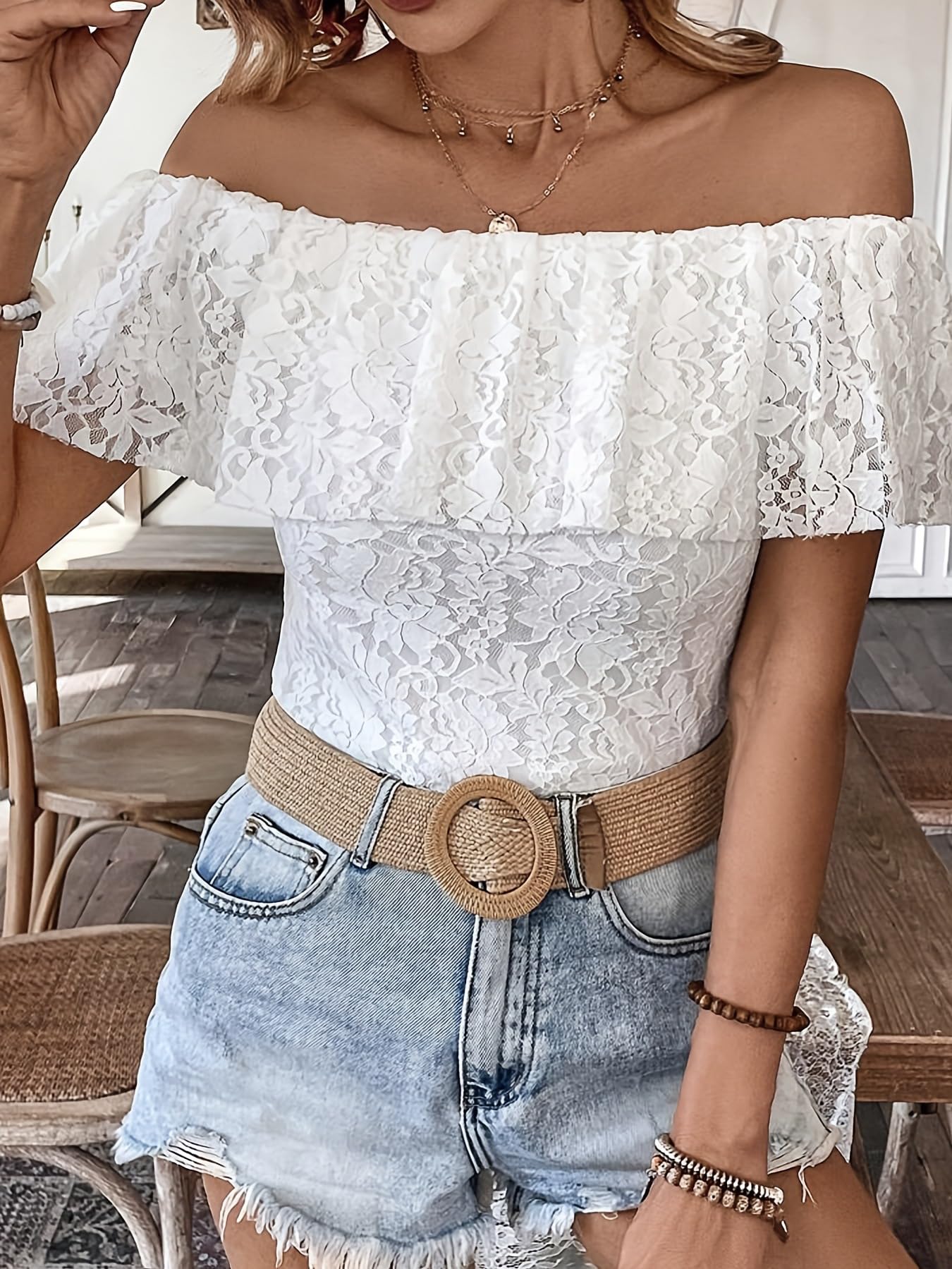 Camicetta da donna a maniche corte in pizzo bianco con spalle scoperte increspate slim fit