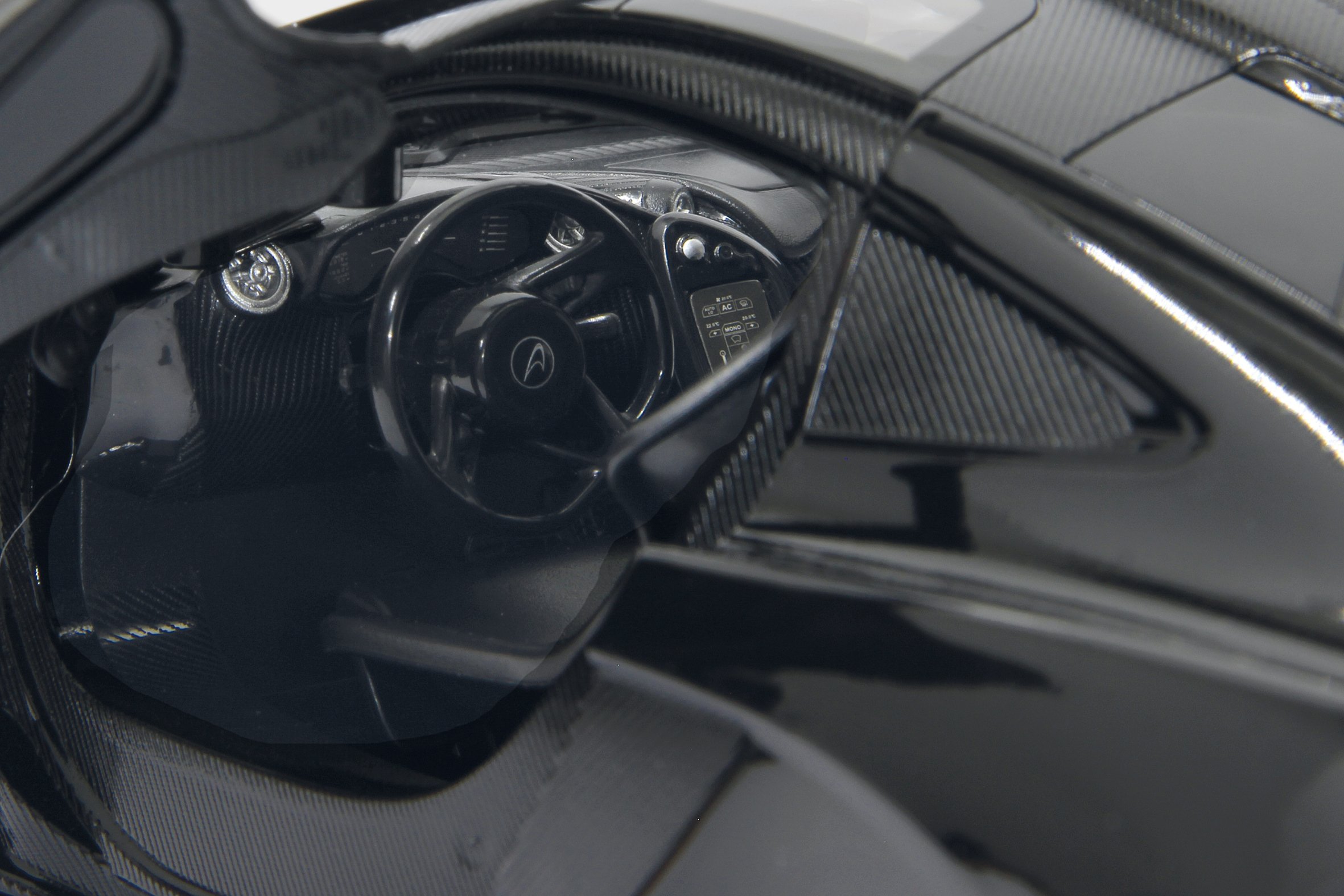 McLaren P1 1:14 27 MHz drzwi ręczne - oficjalnie licencjonowane, ok. 1 godzina jazdy, ok. 11 km/h, szczegółowe wnętrze, wysokiej jakości wykonanie, światło LED