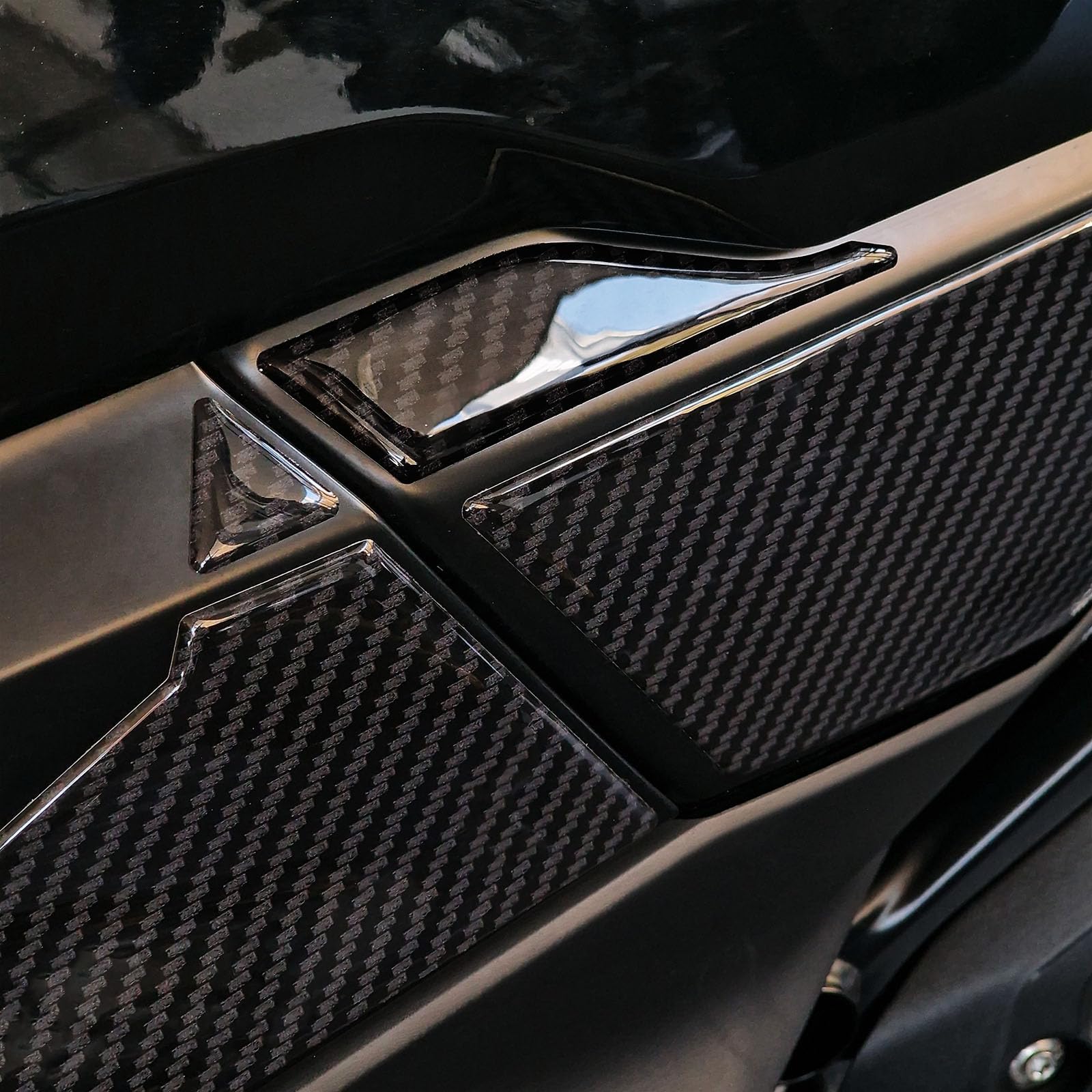 Resin Bike Adesivi Moto Compatibile con BMW R 1300 GS 2023-2026. Protezioni Para Telaio Centrale da Urti e Graffi. Adesivi Resinati Carboon Look con Effetto 3D Made in Italy