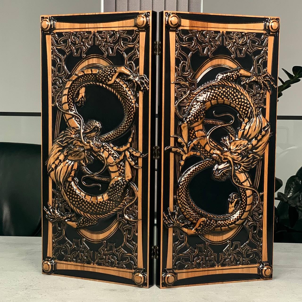 Backgammon - Fabriqué à la main - En bois massif - Grande sculpture de dragon - 60 cm - Jeu de société élégant en bois d'érable avec 32 pions et dés en bois - Idée cadeau de luxe pour les